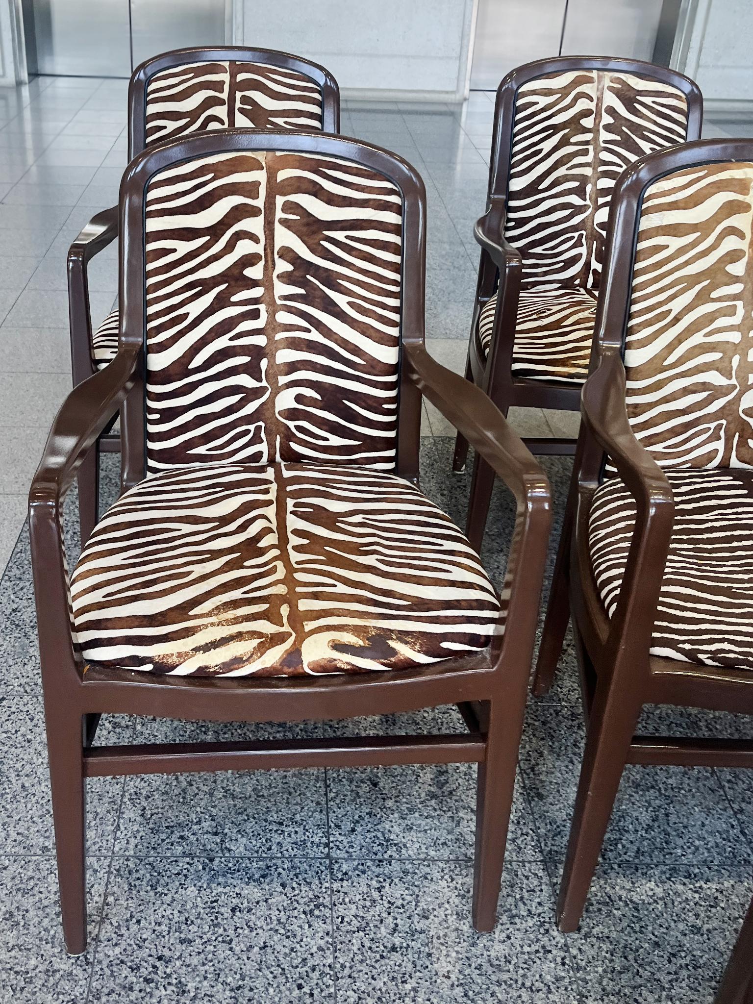 Moderne Chaises de salle à manger à imprimé zébré de style Robsjohn-Gibbings - Un ensemble de 7 en vente