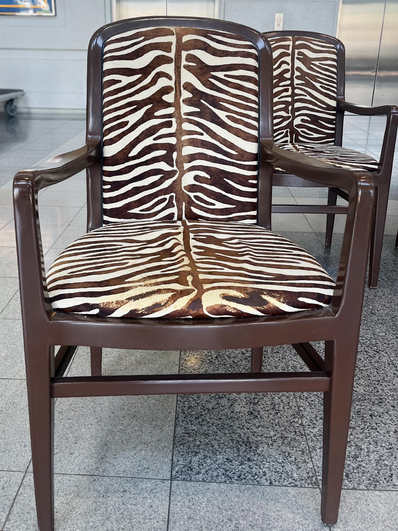 Chaises de salle à manger à imprimé zébré de style Robsjohn-Gibbings - Un ensemble de 7 État moyen - En vente à New York, NY