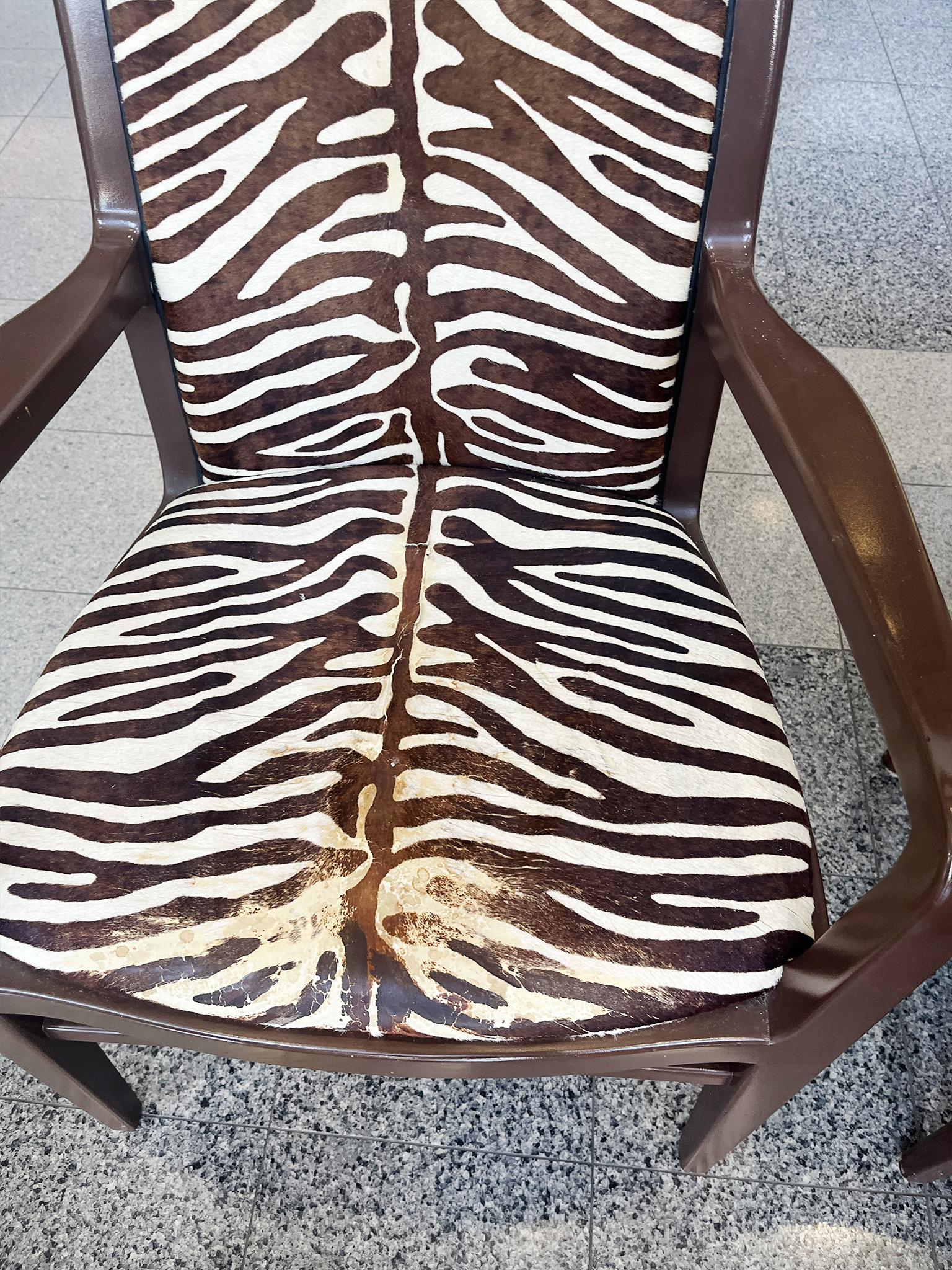 Tissu d'ameublement Chaises de salle à manger à imprimé zébré de style Robsjohn-Gibbings - Un ensemble de 7 en vente