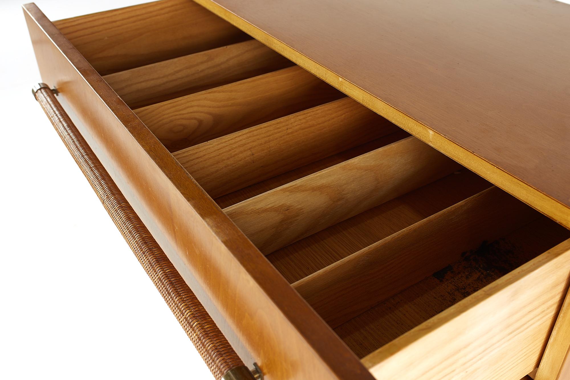 Robsjohn Gibbings Widdicomb MCM 4 cassetti in canna di noce e ottone Highboy Dresser in vendita 1