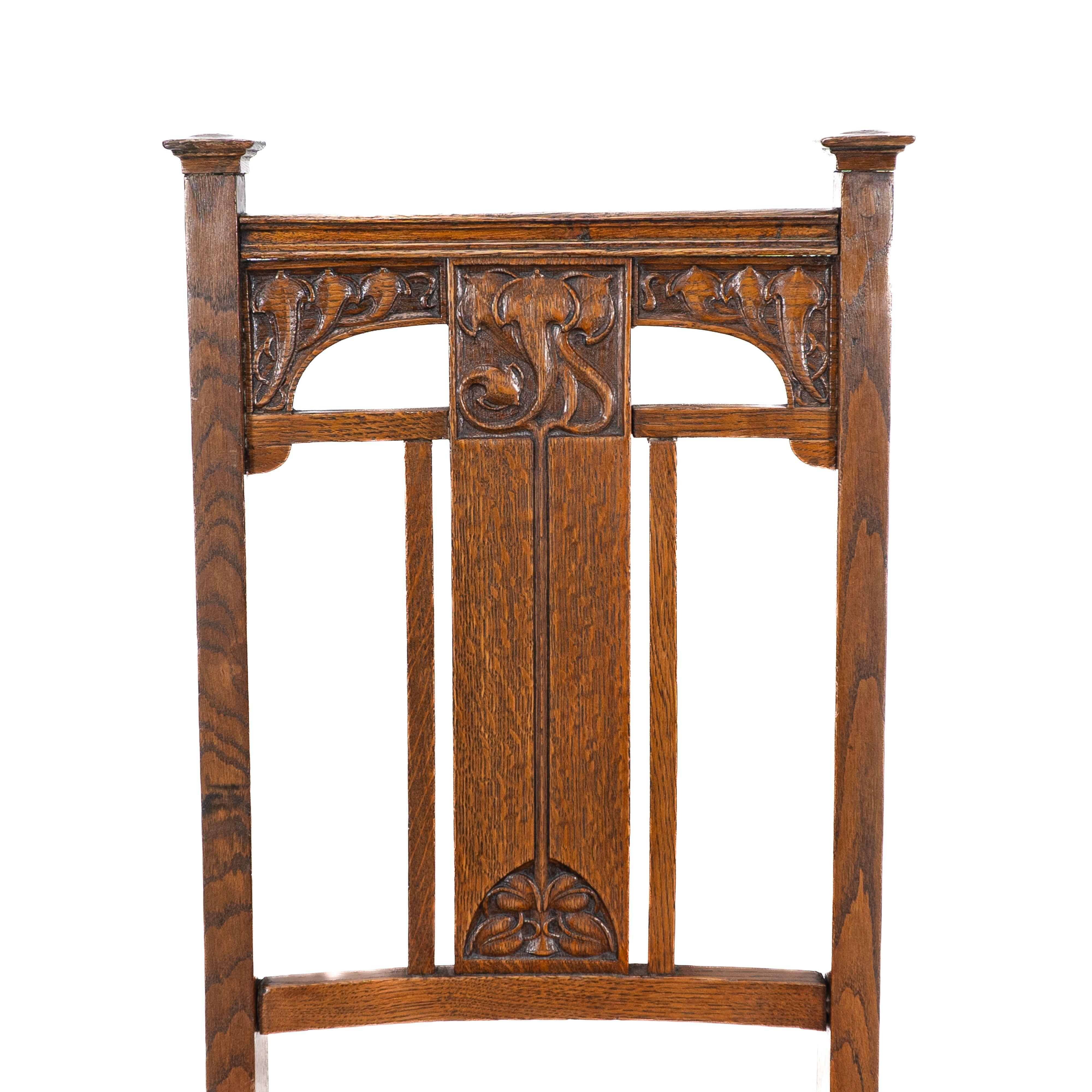 Robson & Sons. Set di 4 sedie da pranzo Arts & Crafts in quercia con schienali floreali intagliati in vendita 3