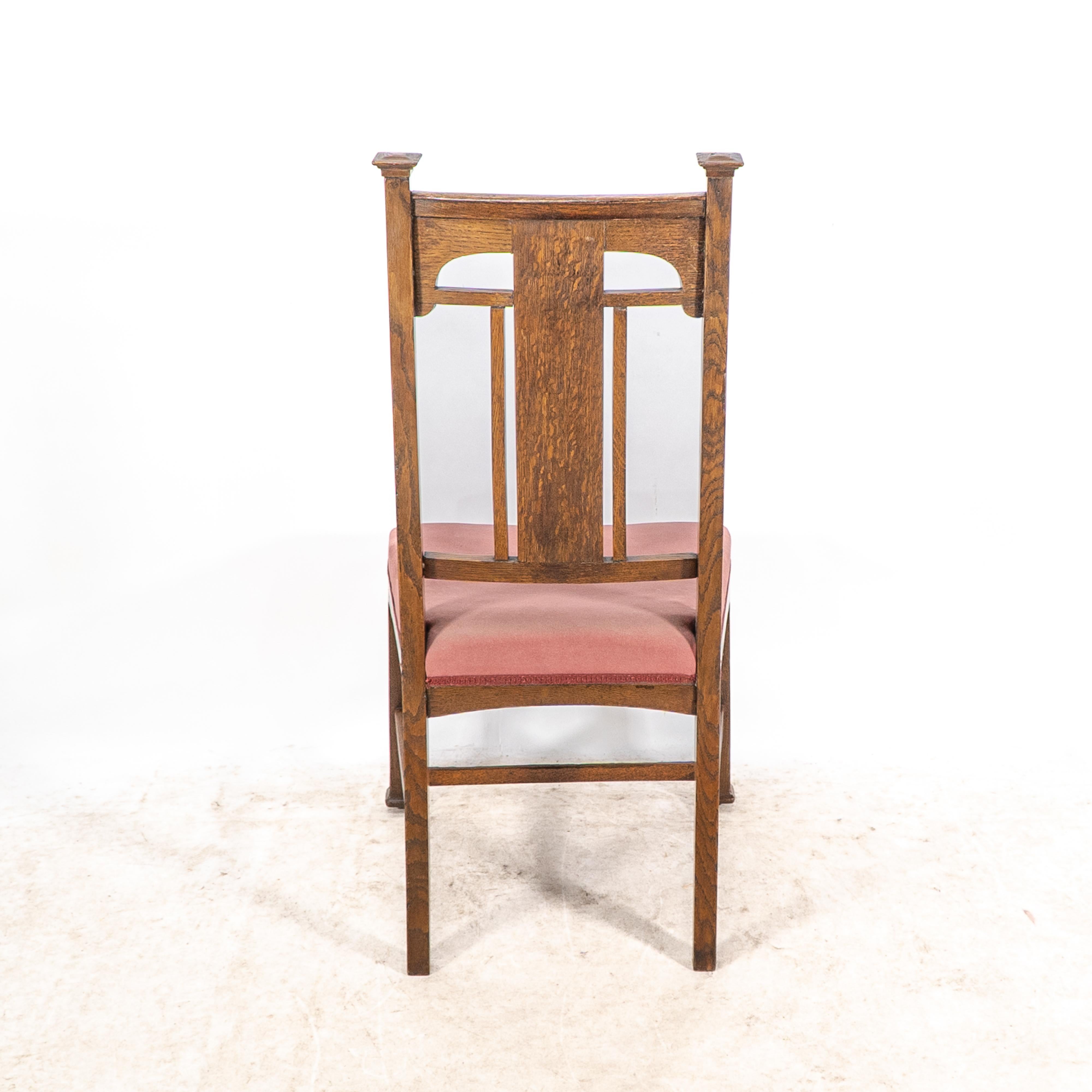 Robson & Sons. Set di 4 sedie da pranzo Arts & Crafts in quercia con schienali floreali intagliati in vendita 11