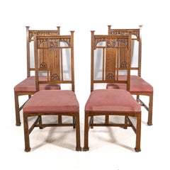 Robson & Sons. Juego de 4 sillas de comedor Arts & Crafts de roble con respaldos florales tallados