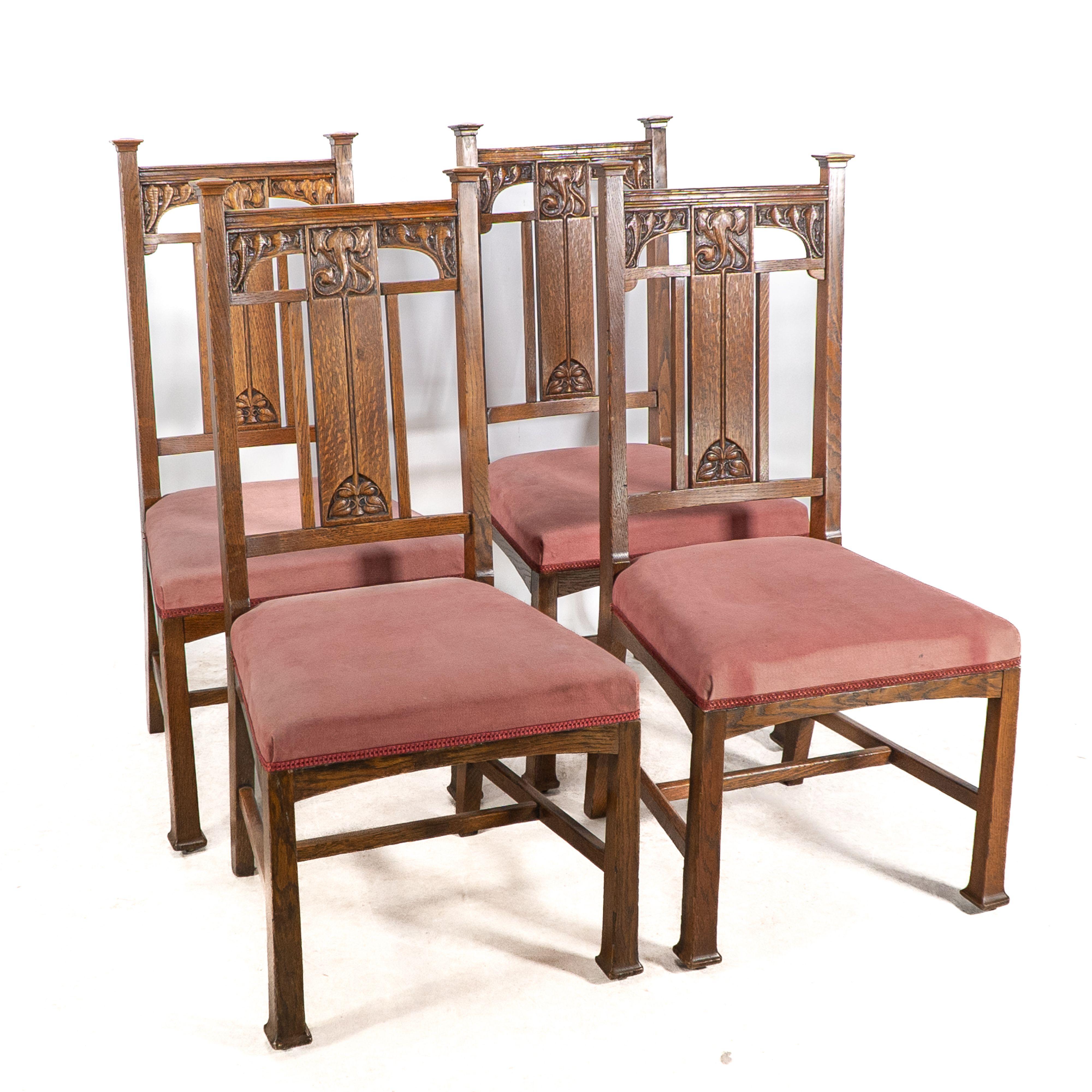Arts and Crafts Robson & Sons. Set di 4 sedie da pranzo Arts & Crafts in quercia con schienali floreali intagliati in vendita