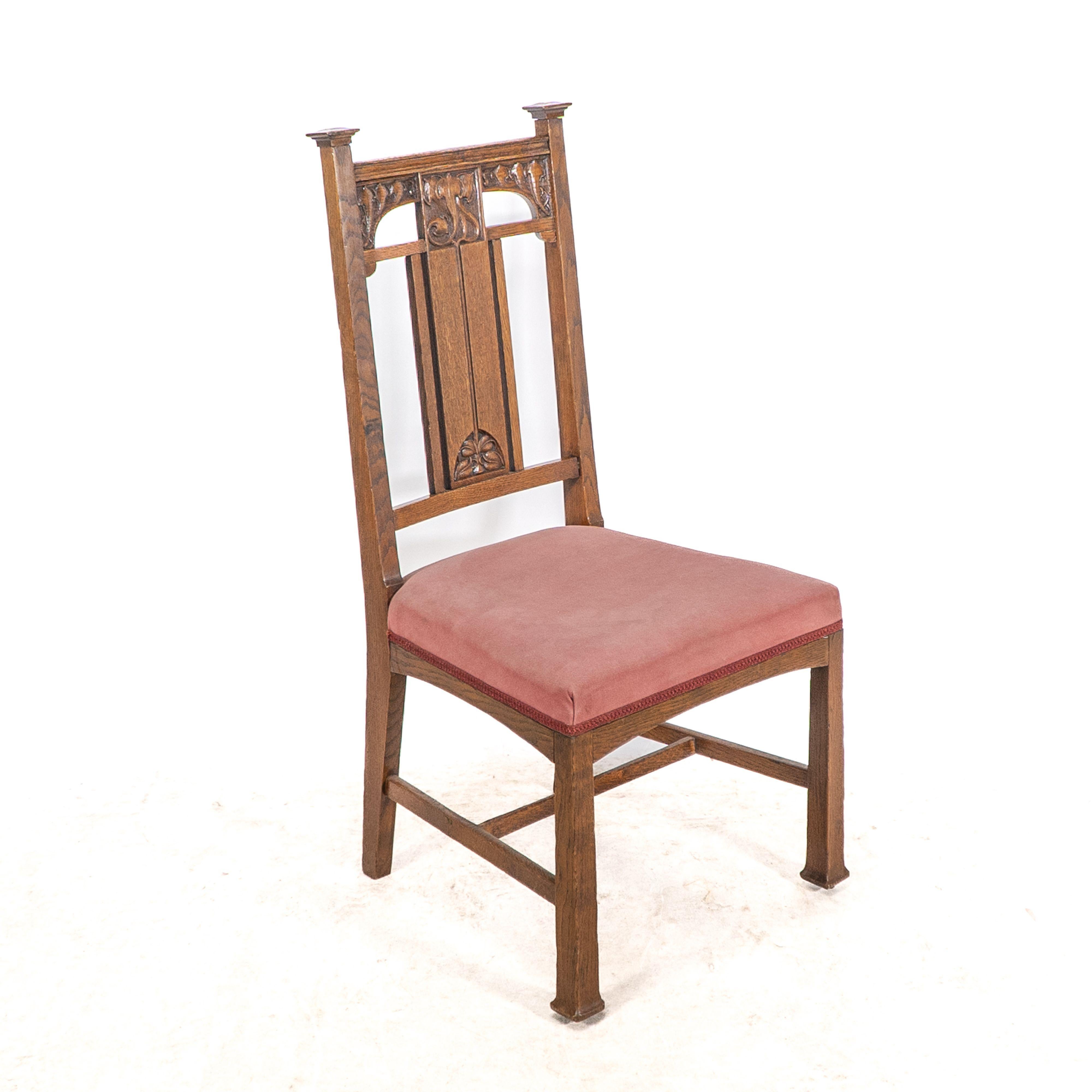 Inglese Robson & Sons. Set di 4 sedie da pranzo Arts & Crafts in quercia con schienali floreali intagliati in vendita