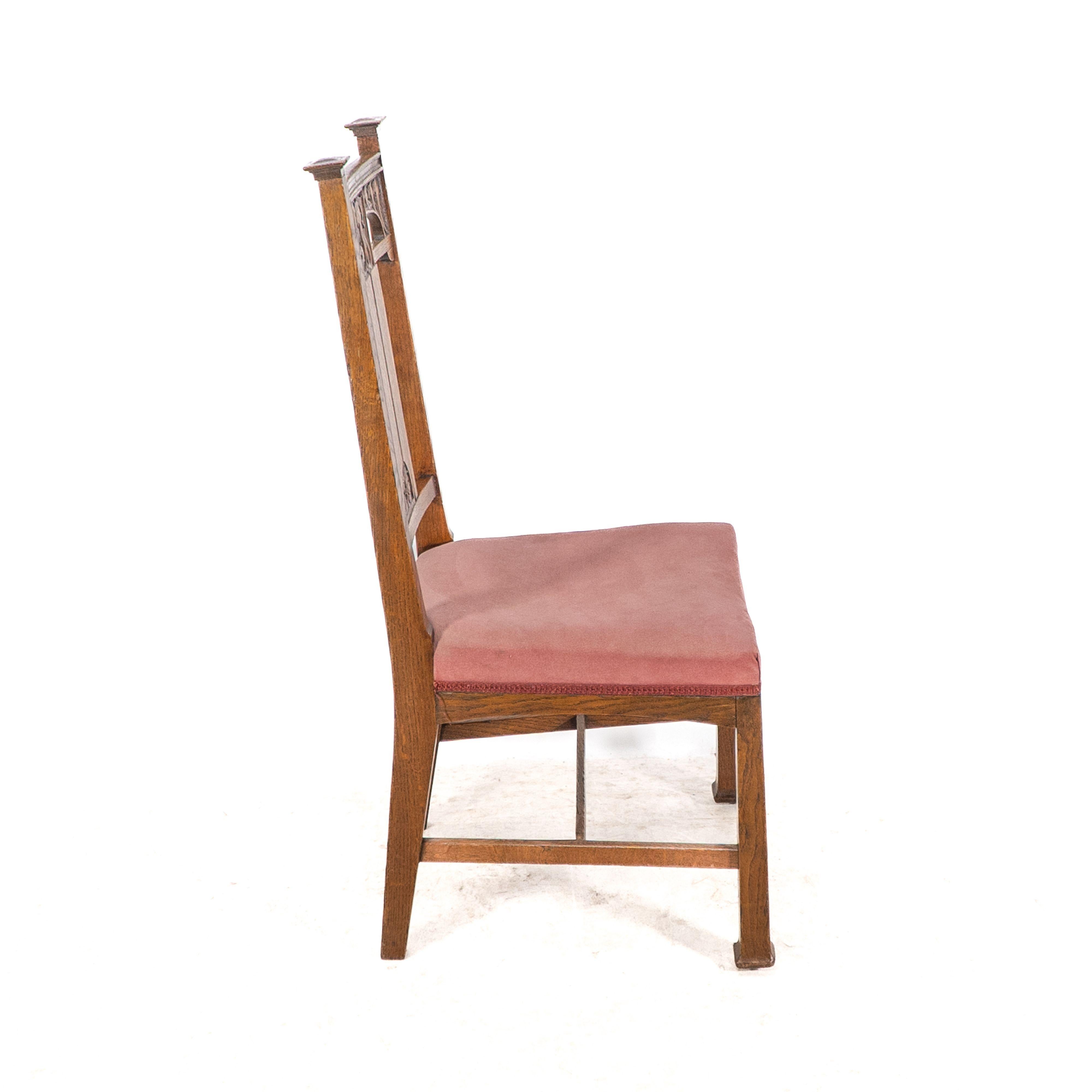 Quercia Robson & Sons. Set di 4 sedie da pranzo Arts & Crafts in quercia con schienali floreali intagliati in vendita