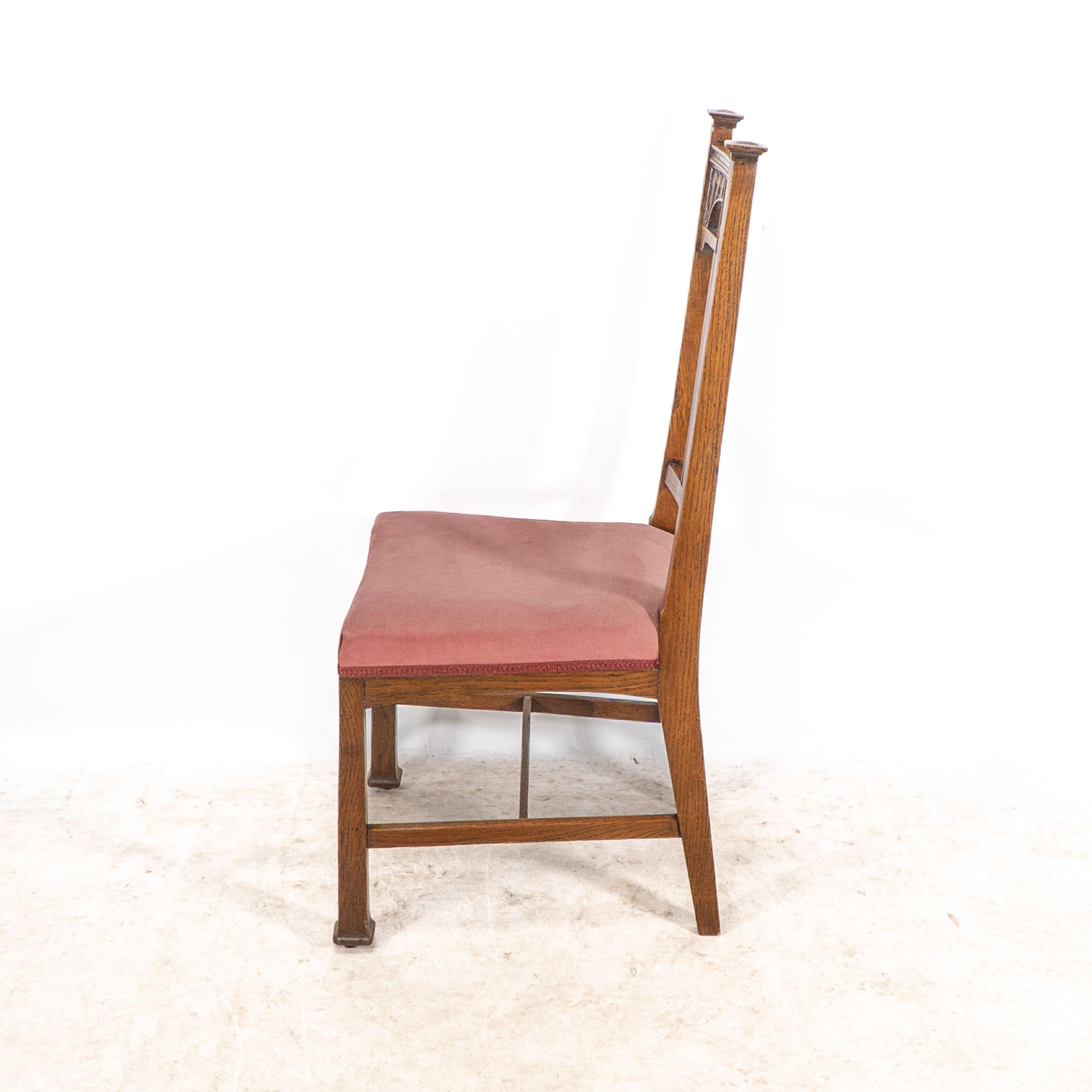 Robson & Sons. Set di 4 sedie da pranzo Arts & Crafts in quercia con schienali floreali intagliati in vendita 1