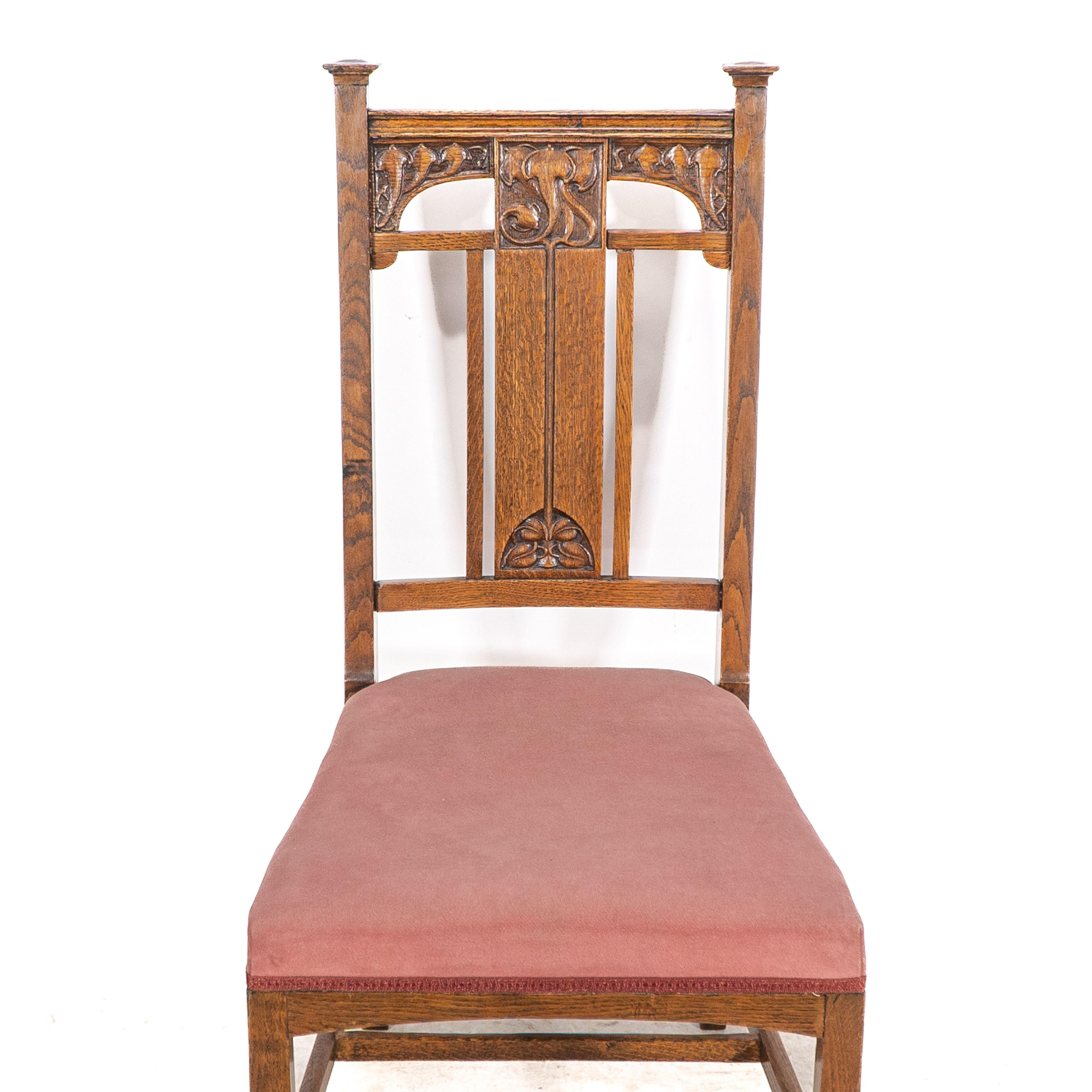 Robson & Sons. Set di 4 sedie da pranzo Arts & Crafts in quercia con schienali floreali intagliati in vendita 2