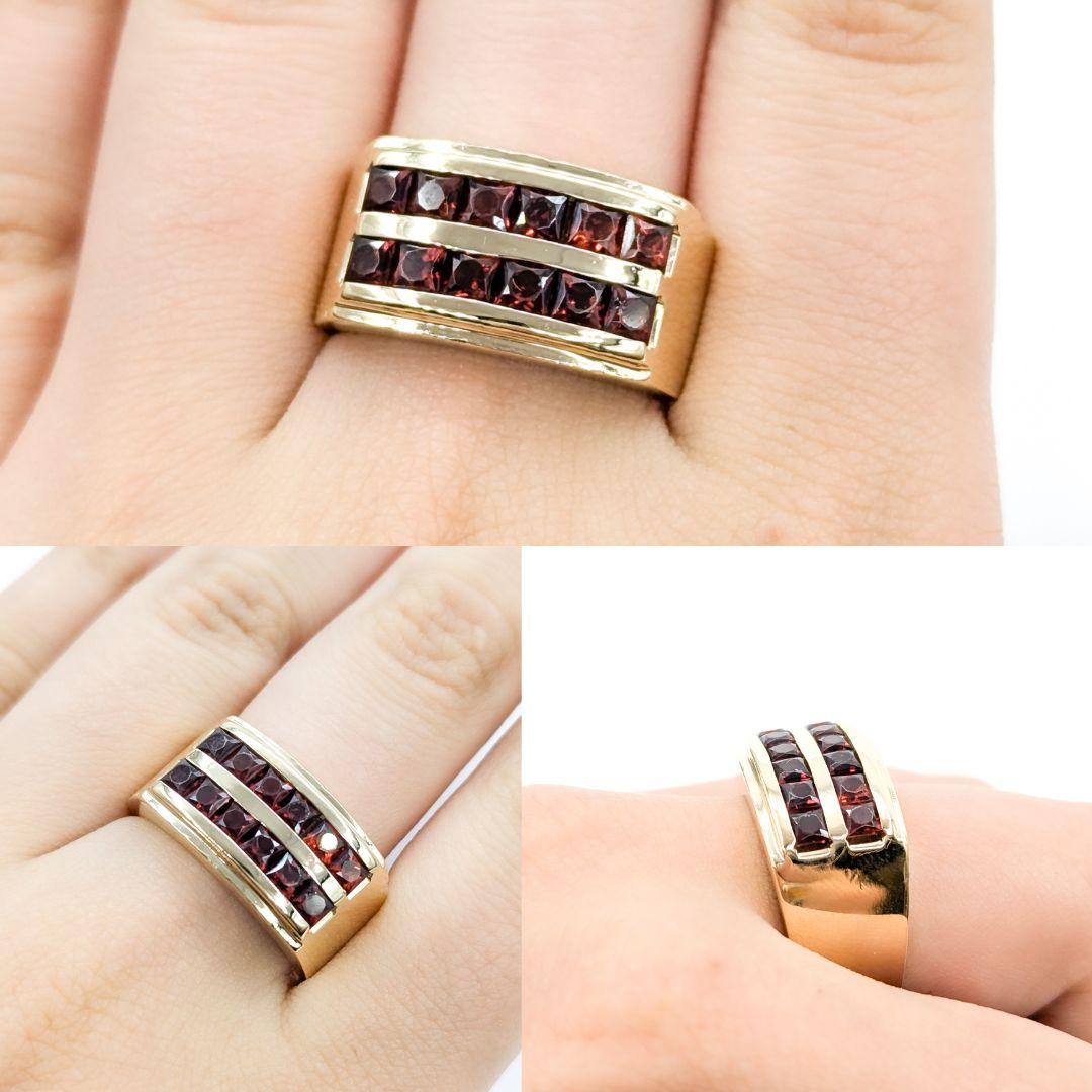 Robuste bague large en or jaune avec grenat de 2,40ctw

Voici une bague exquise, magnifiquement réalisée en or jaune 14k. La bague est ornée de magnifiques pierres précieuses de 2,40ctw à taille carrée, connues pour leur teinte rouge riche et