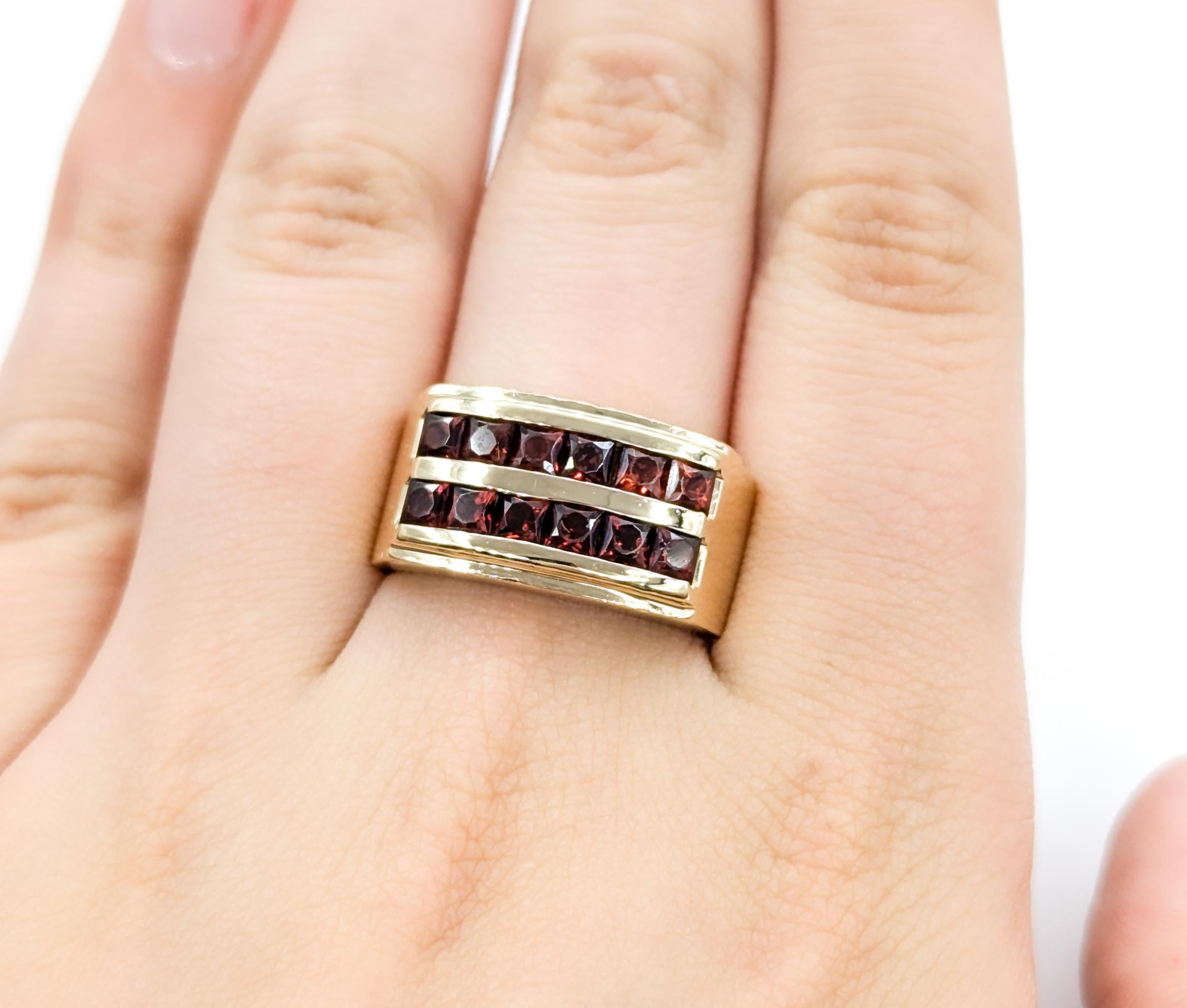 Taille princesse Robuste bague large en or jaune avec grenat de 2,40ctw en vente