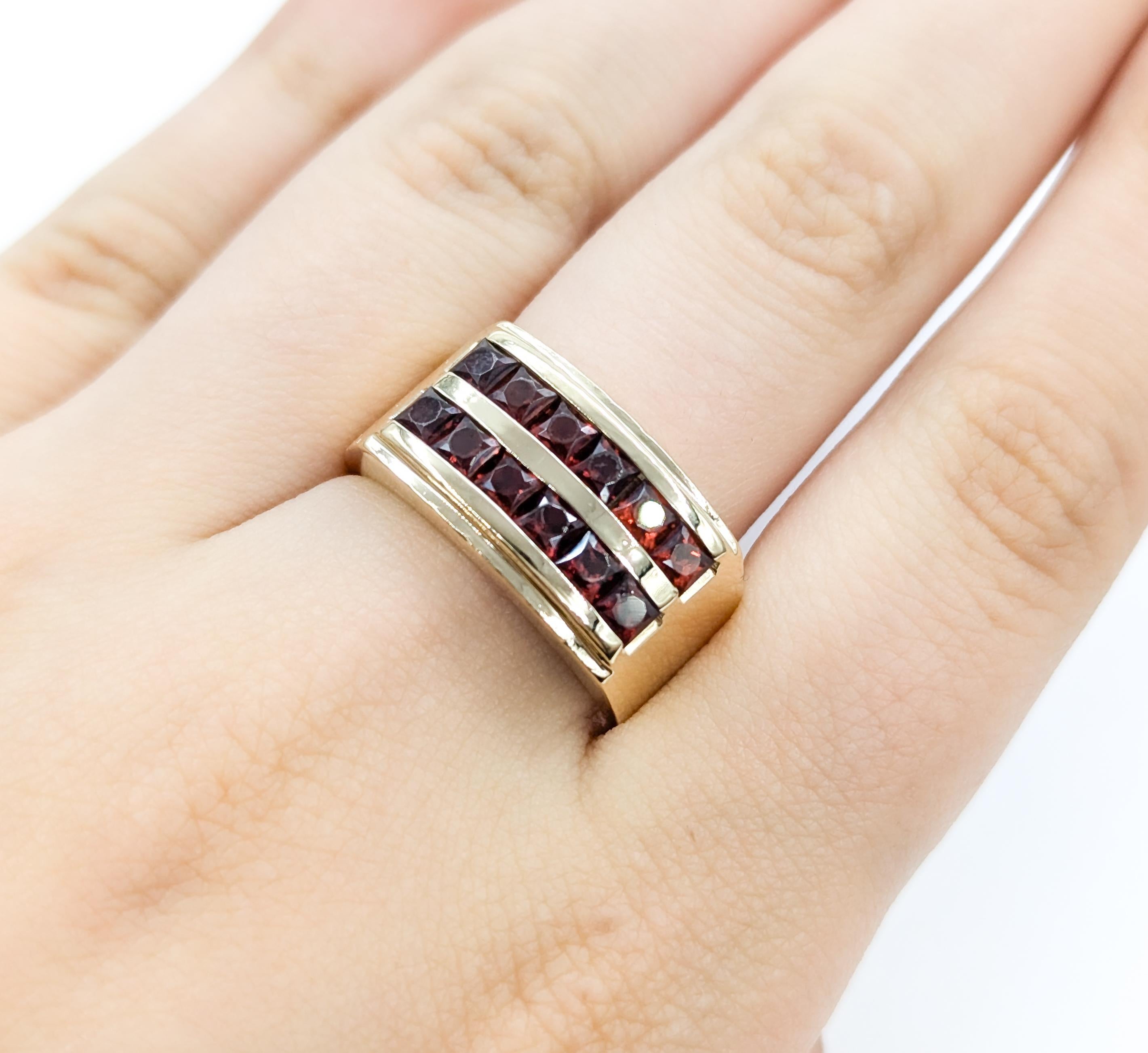 Robuste bague large en or jaune avec grenat de 2,40ctw Pour femmes en vente