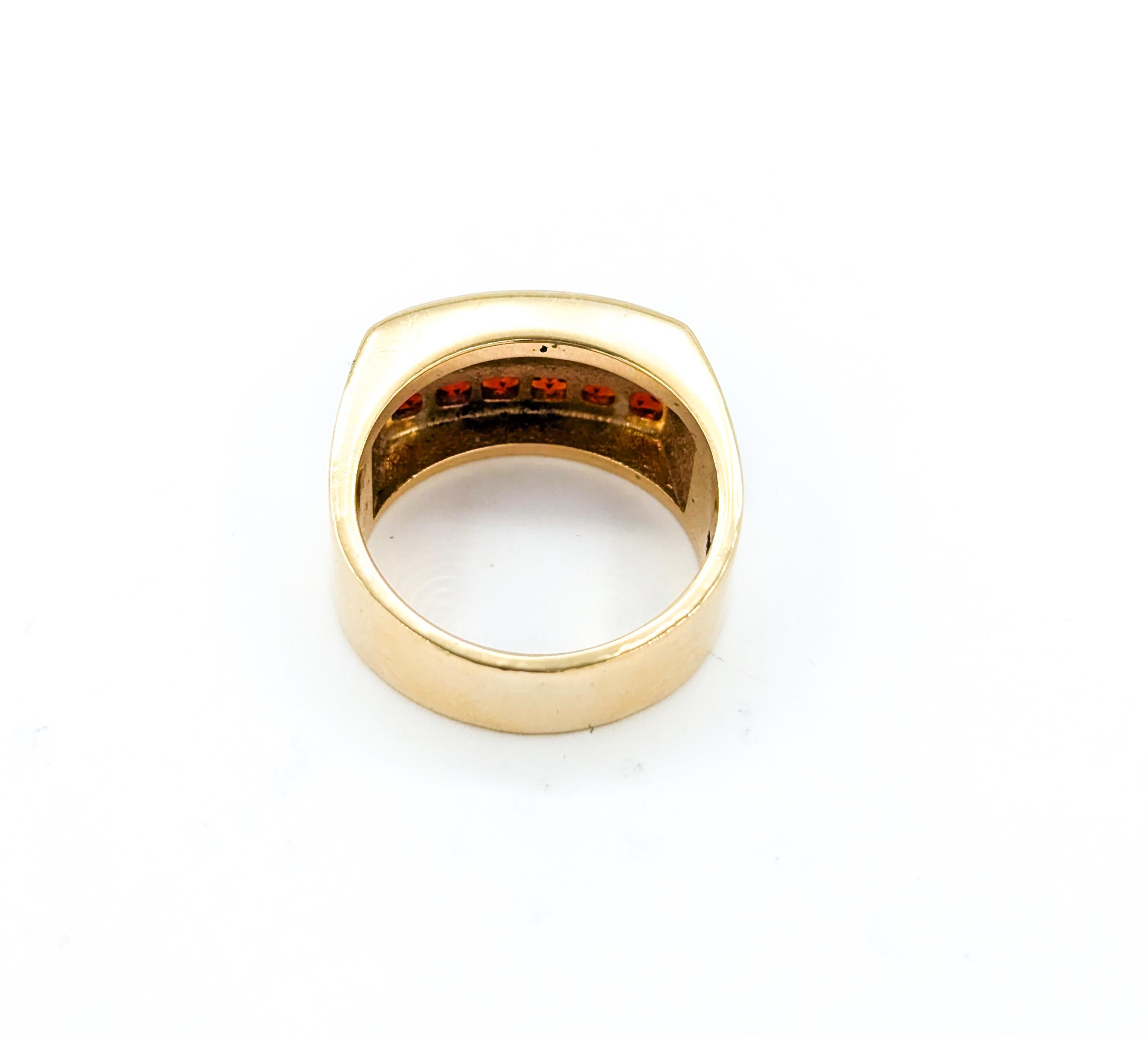 Robuste bague large en or jaune avec grenat de 2,40ctw en vente 1