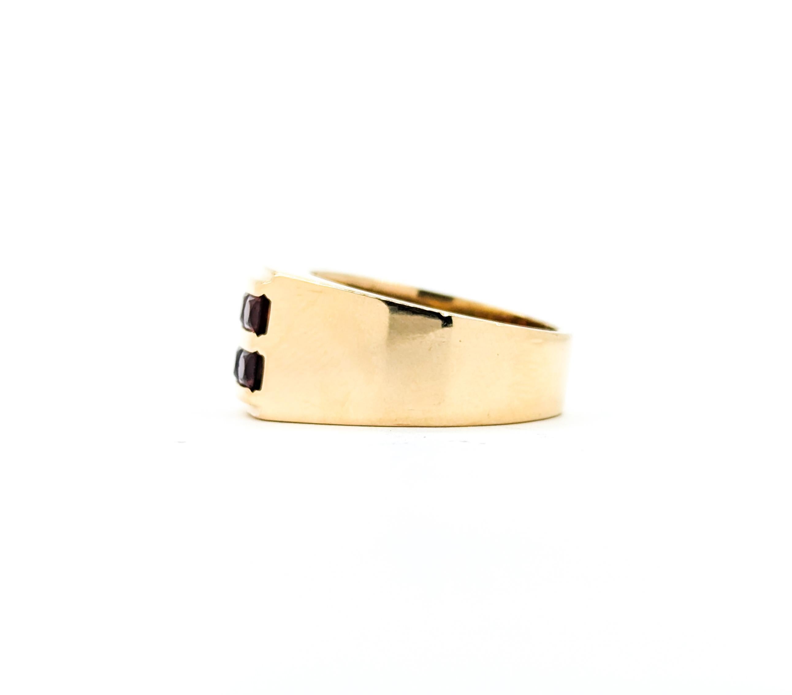 Robuste bague large en or jaune avec grenat de 2,40ctw en vente 3