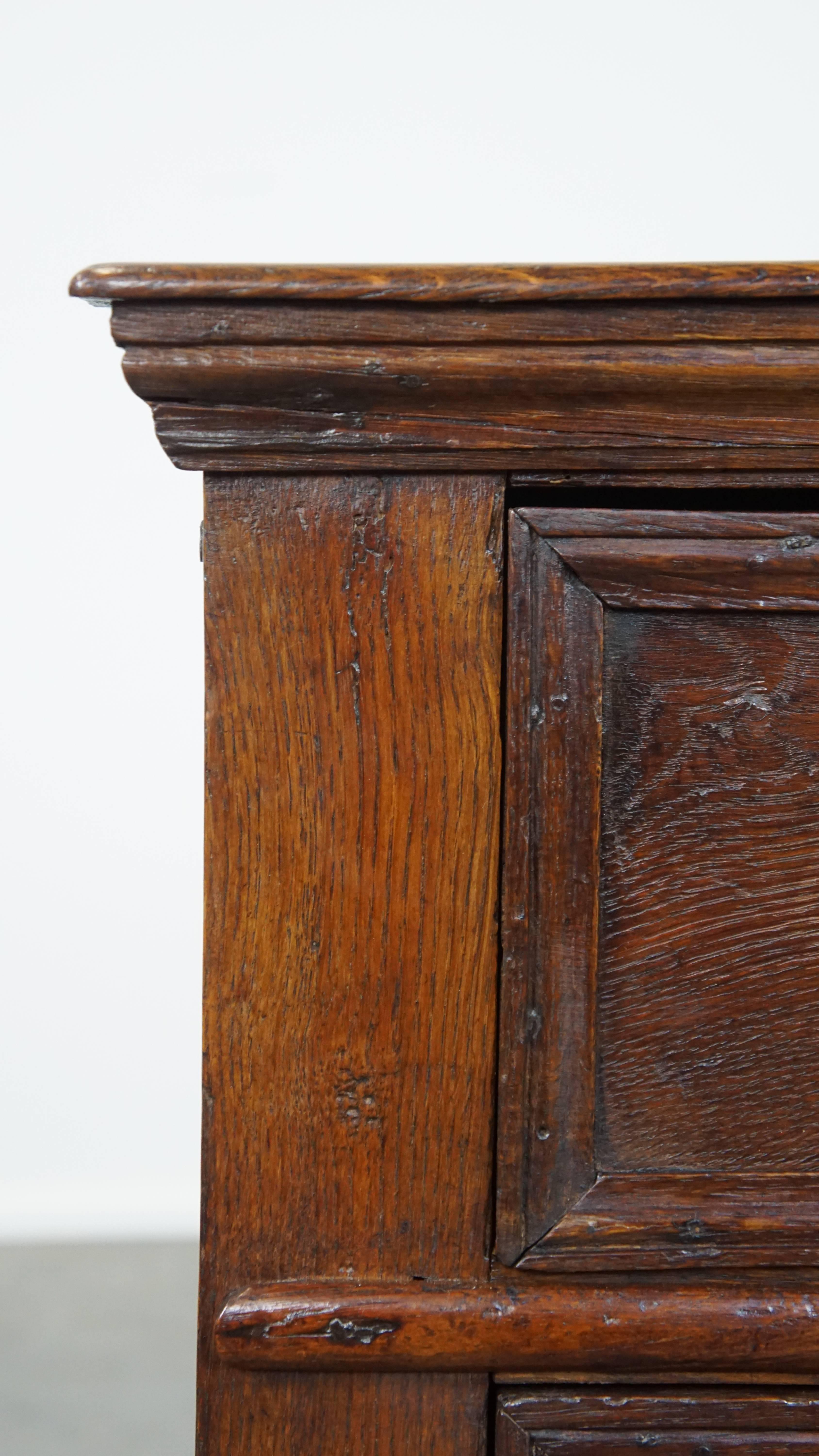 Commode anglaise robuste et de caractère en chêne ancien du 17e siècle. en vente 3