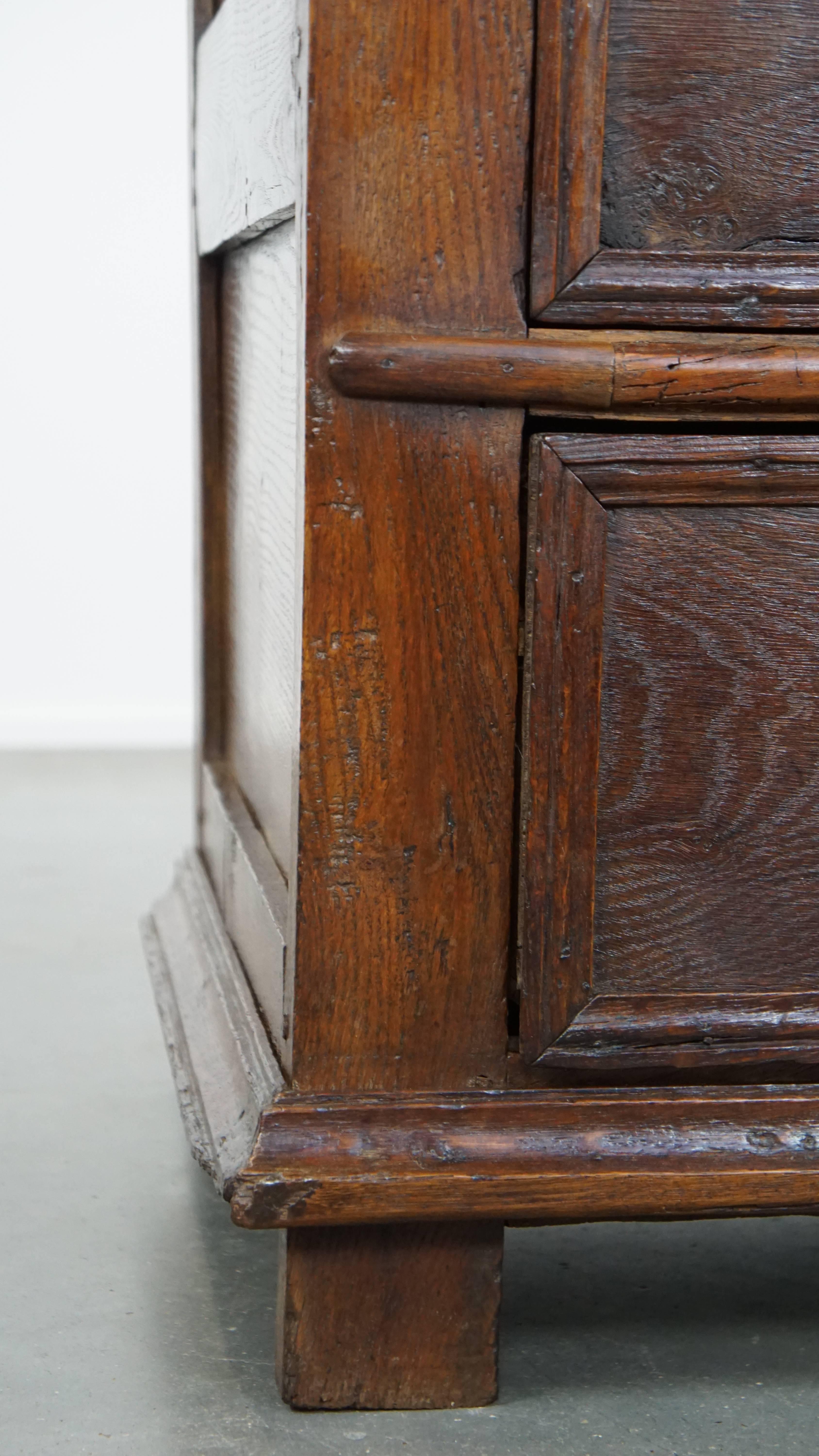 Commode anglaise robuste et de caractère en chêne ancien du 17e siècle. en vente 4