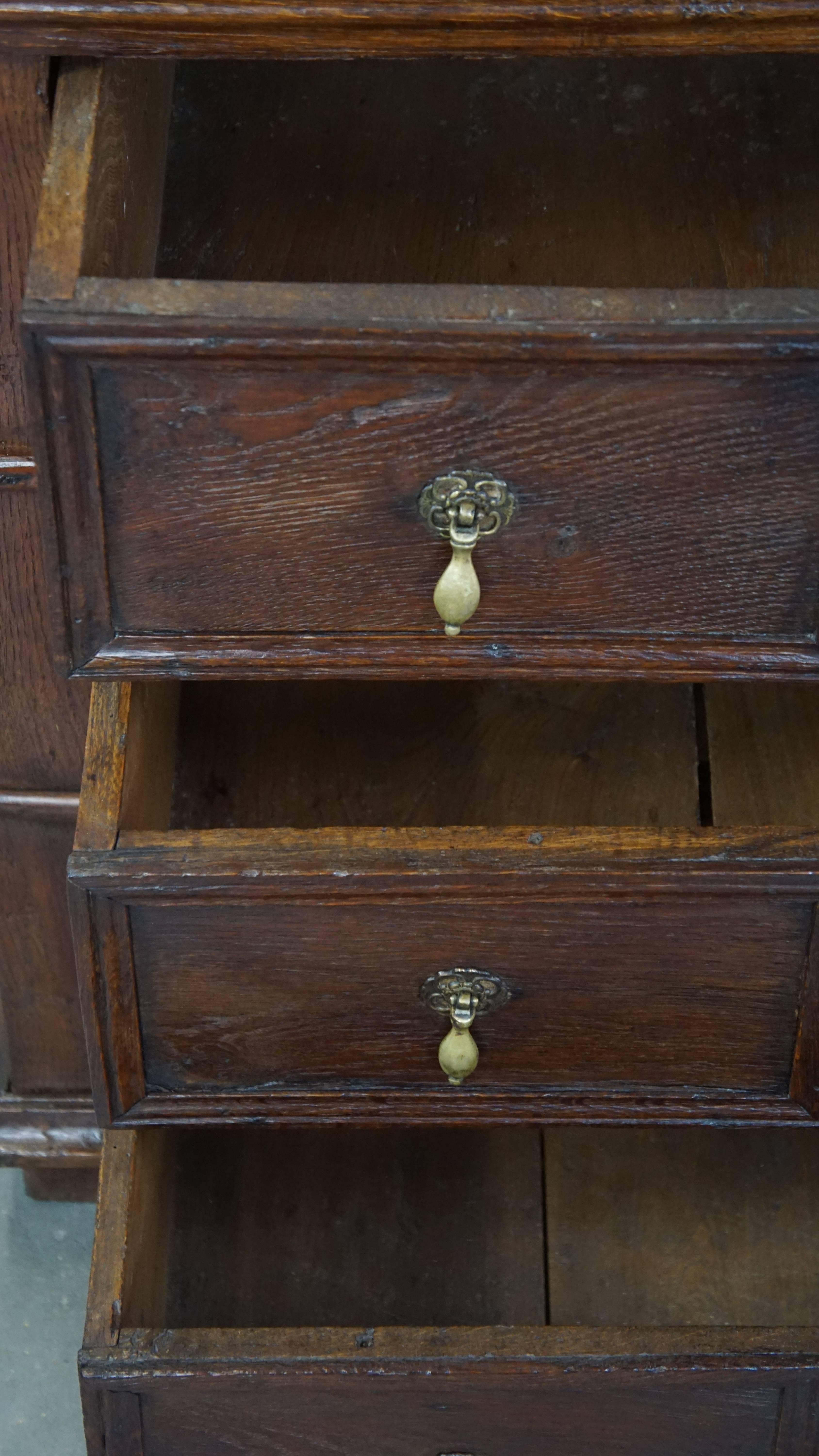 Commode anglaise robuste et de caractère en chêne ancien du 17e siècle. en vente 5