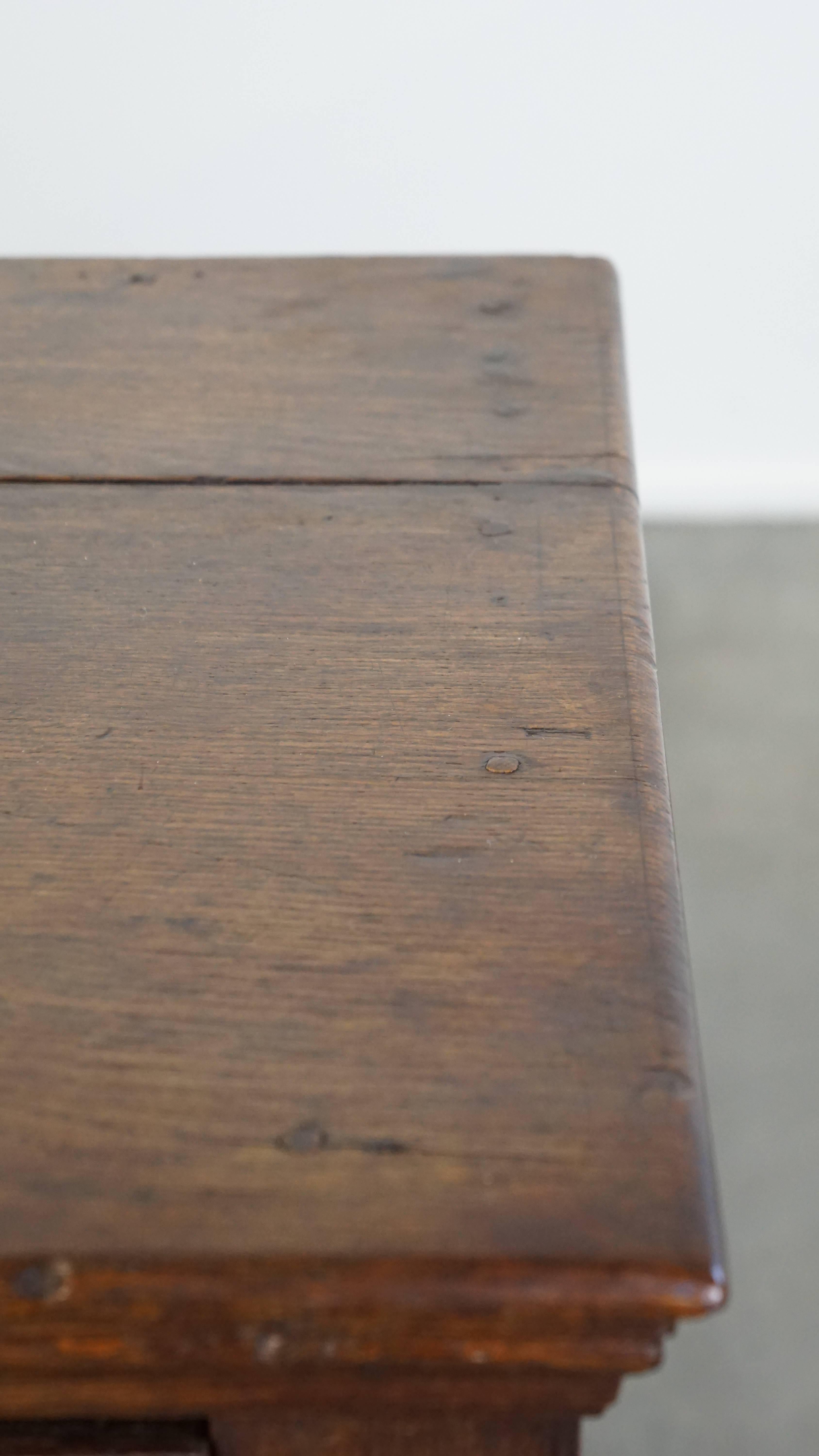 Commode anglaise robuste et de caractère en chêne ancien du 17e siècle. en vente 6