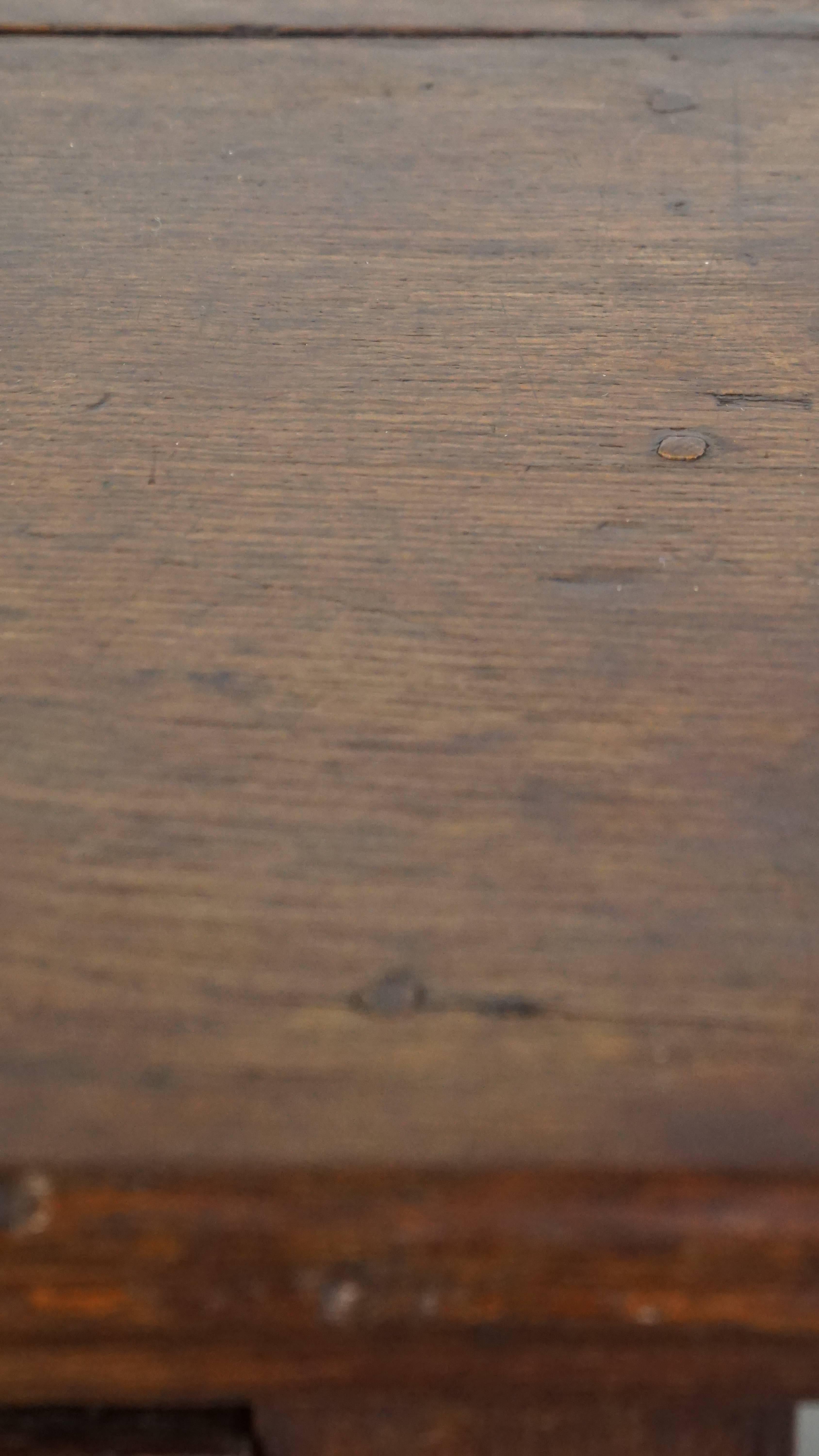 Commode anglaise robuste et de caractère en chêne ancien du 17e siècle. en vente 7