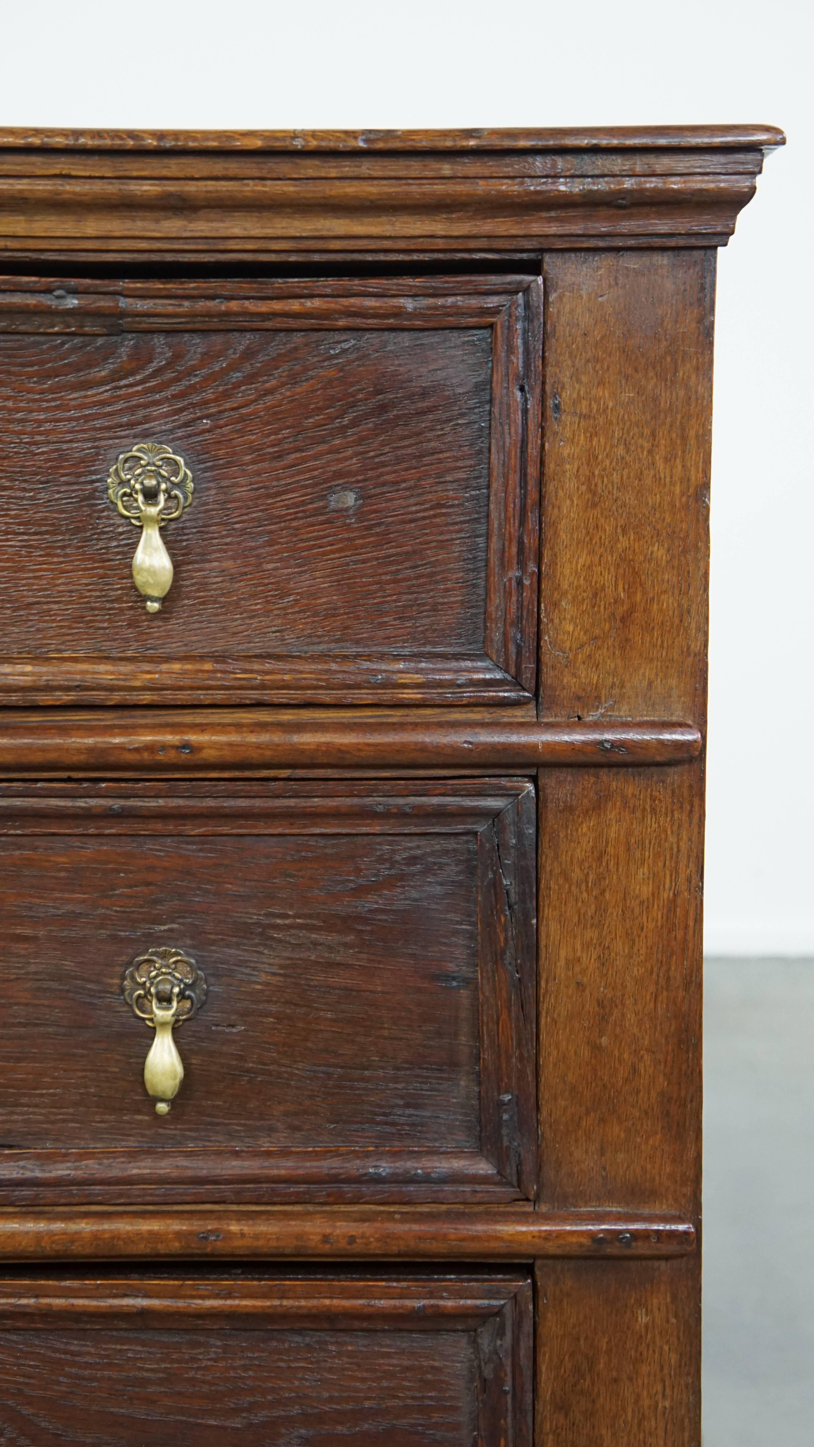 Commode anglaise robuste et de caractère en chêne ancien du 17e siècle. en vente 8