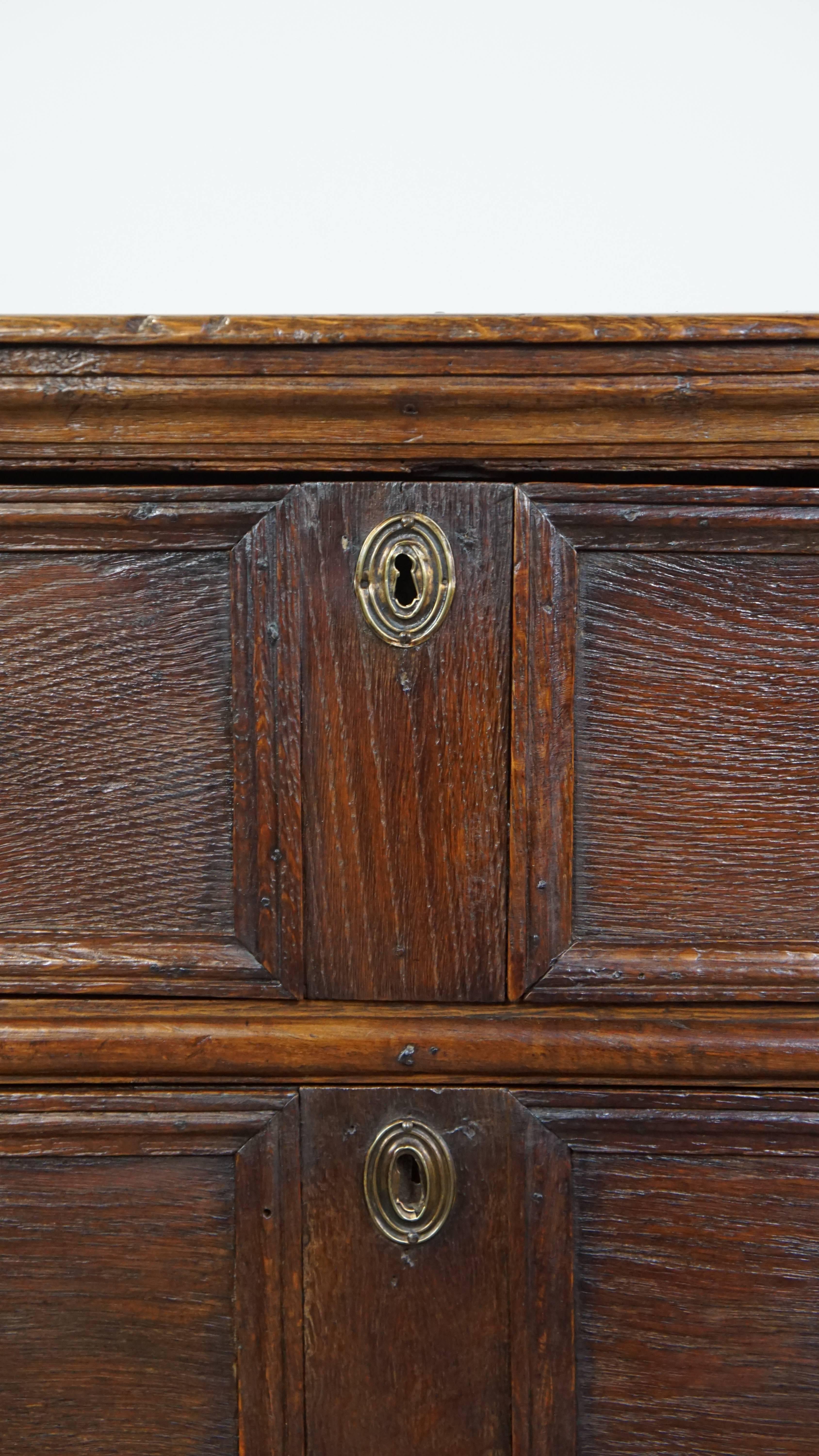 Commode anglaise robuste et de caractère en chêne ancien du 17e siècle. en vente 9
