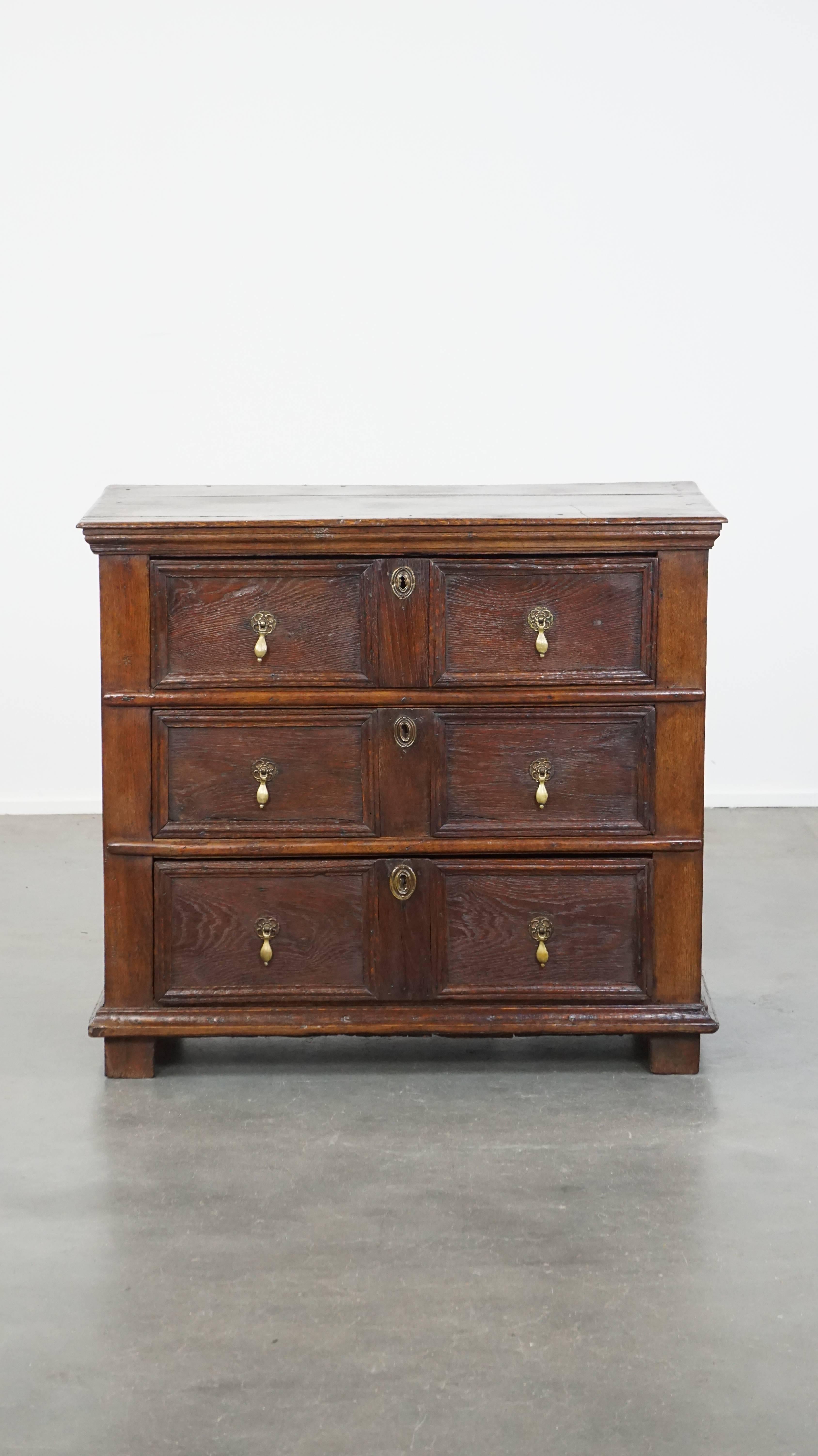 Voici une commode anglaise en chêne, robuste et pleine de caractère, datant du 17e siècle.

Ce produit attire tous les regards et s'intègre à presque tous les styles d'intérieur. Qu'il soit ajouté à un intérieur complètement antique ou qu'il apporte