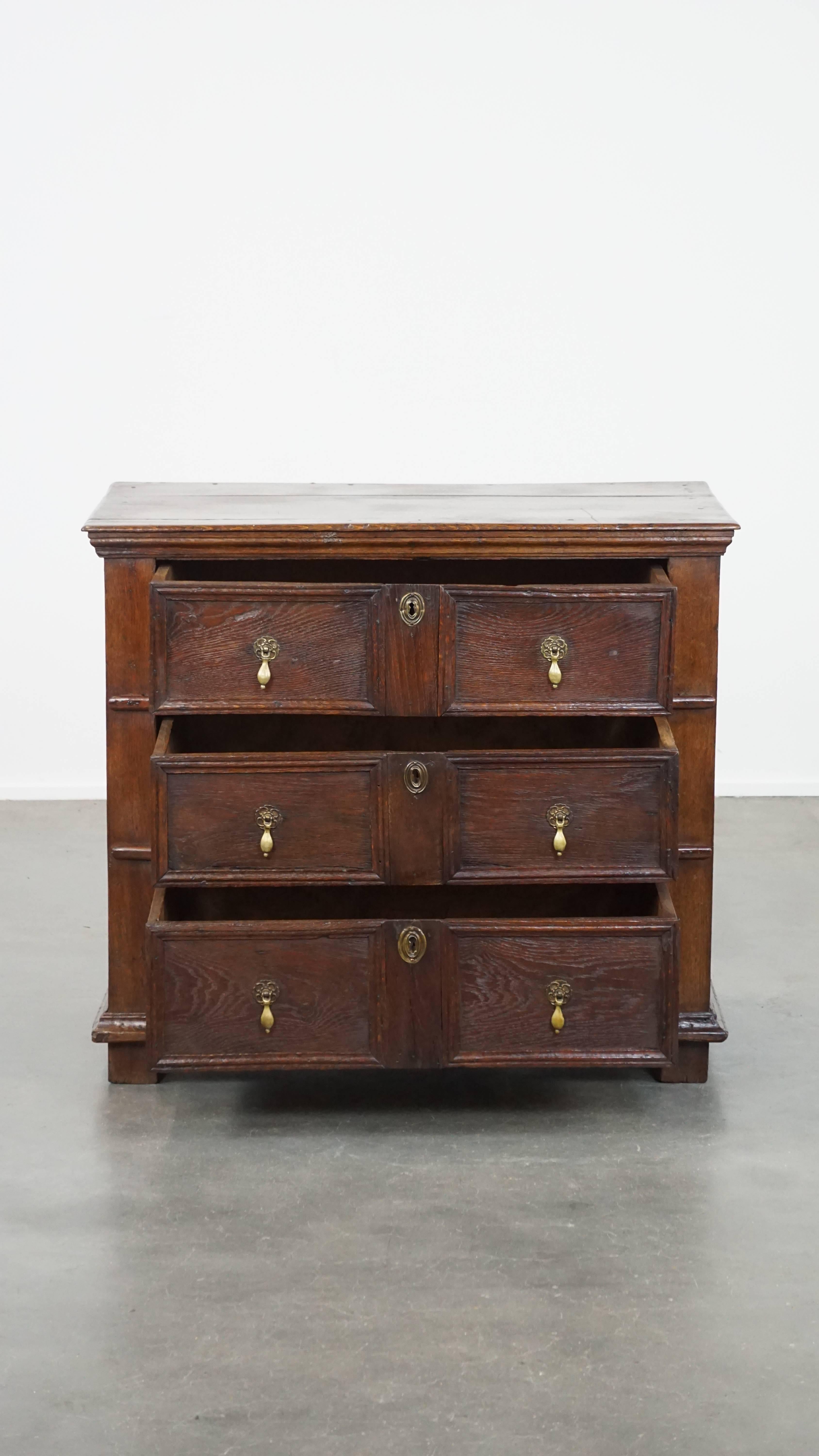 Anglais Commode anglaise robuste et de caractère en chêne ancien du 17e siècle. en vente