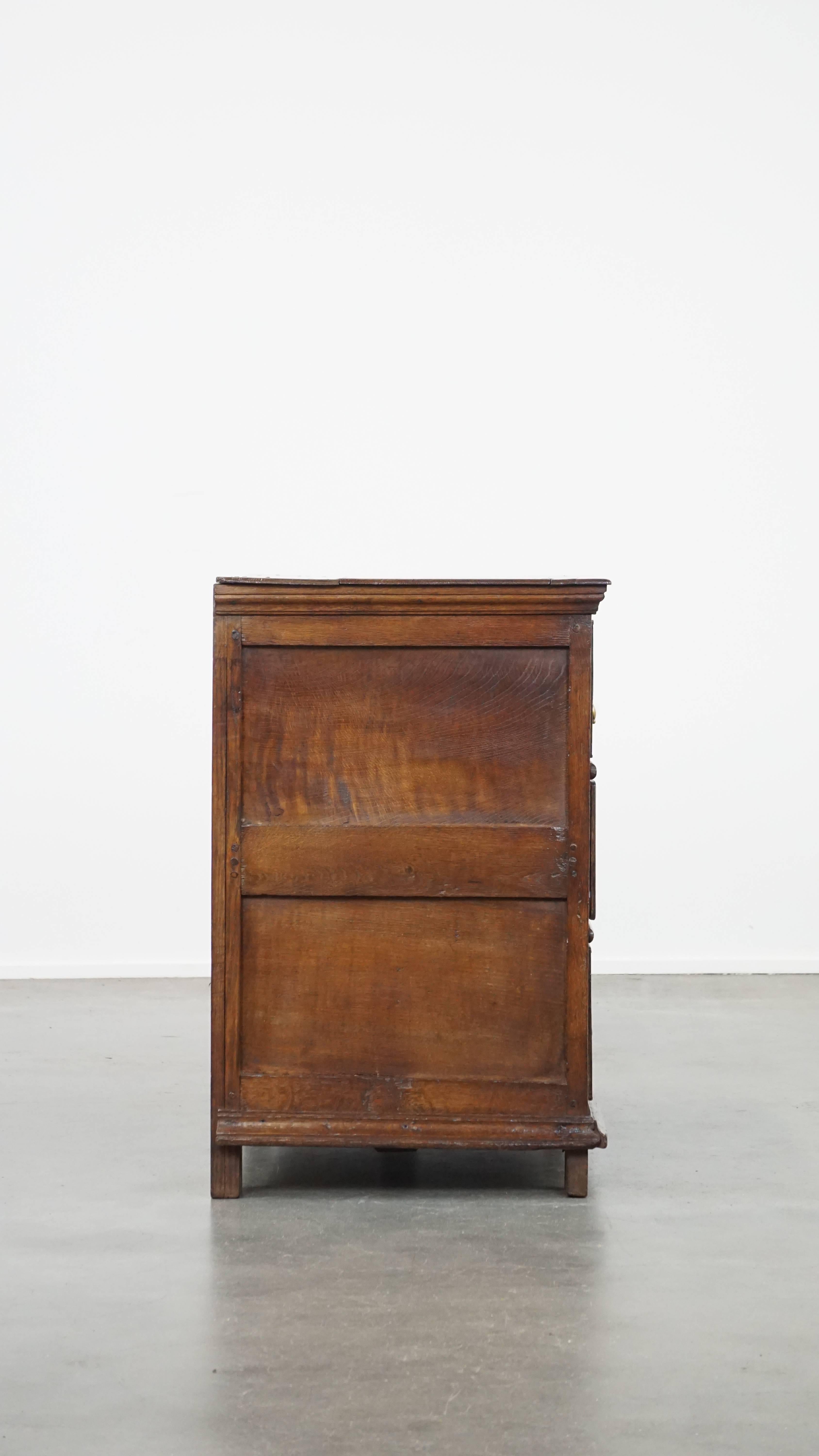 Fait main Commode anglaise robuste et de caractère en chêne ancien du 17e siècle. en vente