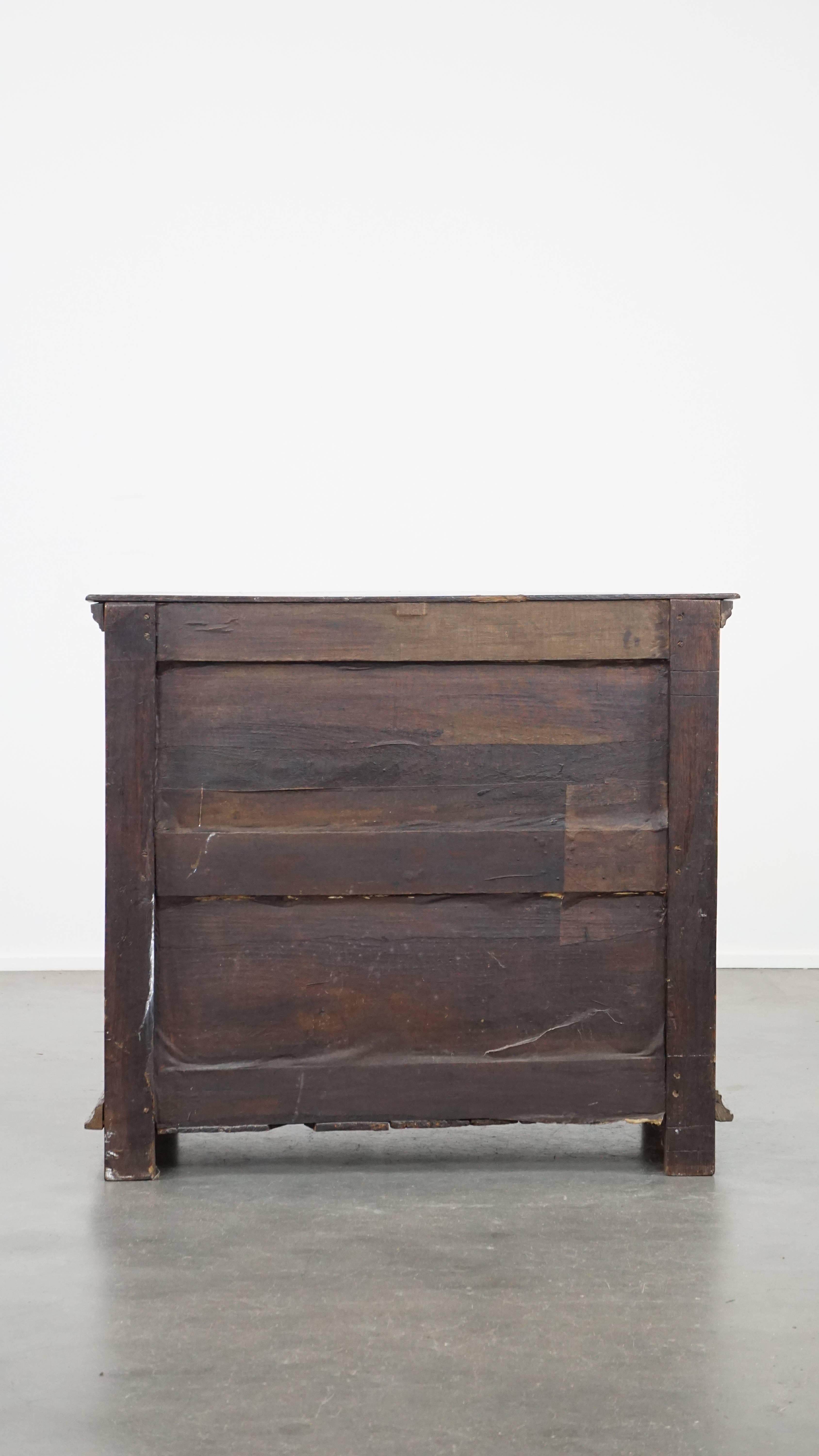 Commode anglaise robuste et de caractère en chêne ancien du 17e siècle. État moyen - En vente à Harderwijk, NL