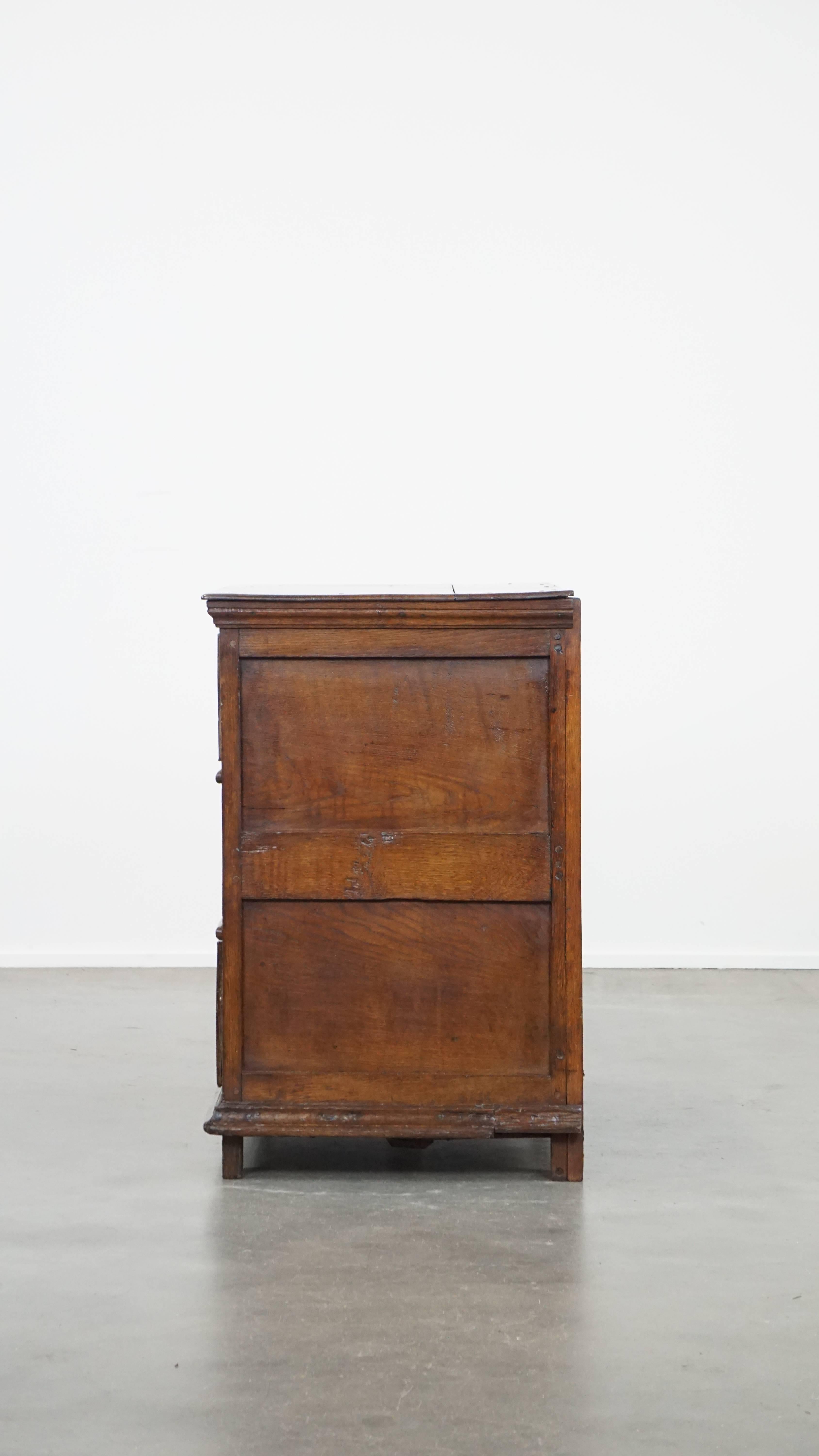 XVIIIe siècle et antérieur Commode anglaise robuste et de caractère en chêne ancien du 17e siècle. en vente