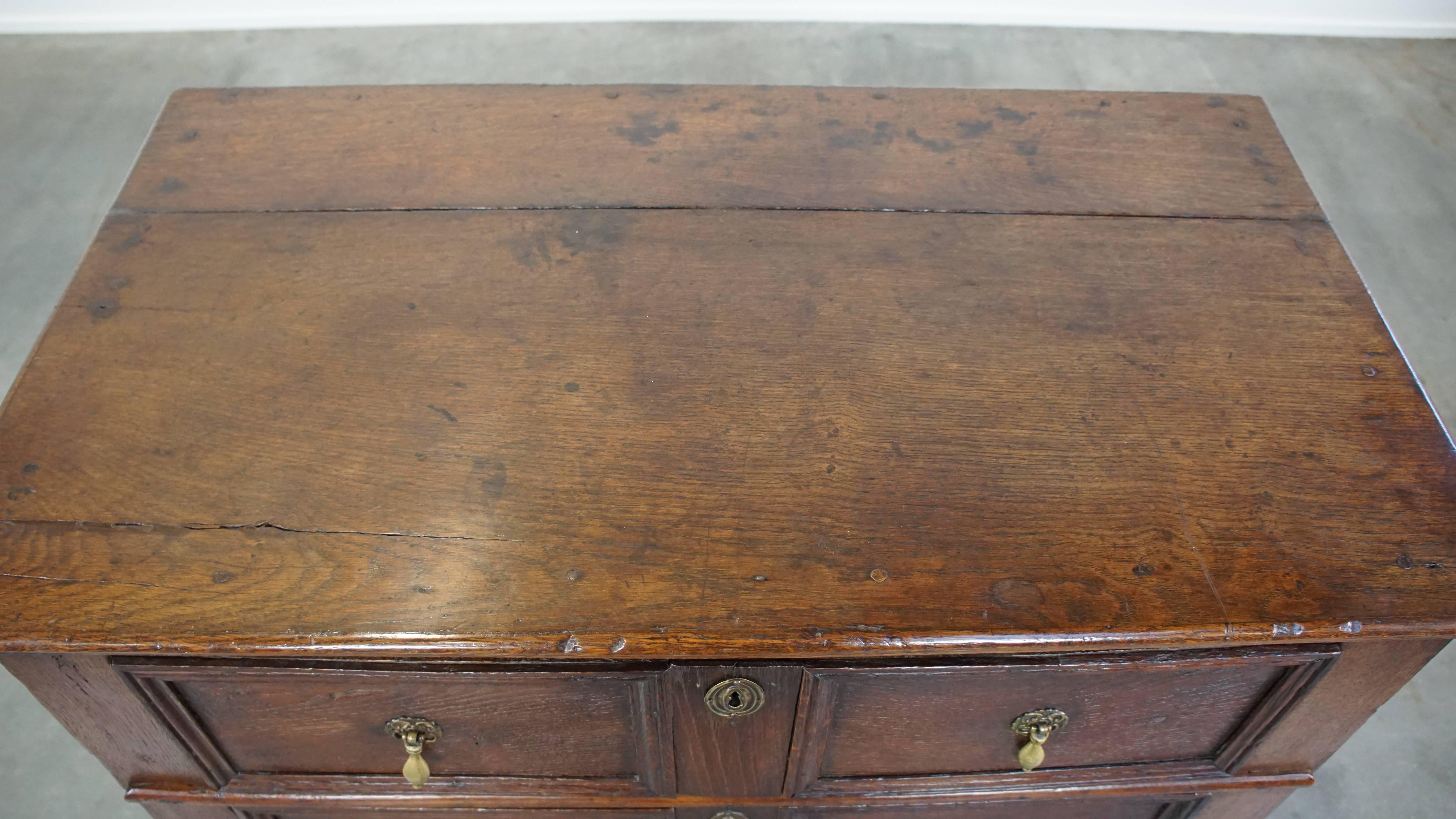 Bois Commode anglaise robuste et de caractère en chêne ancien du 17e siècle. en vente