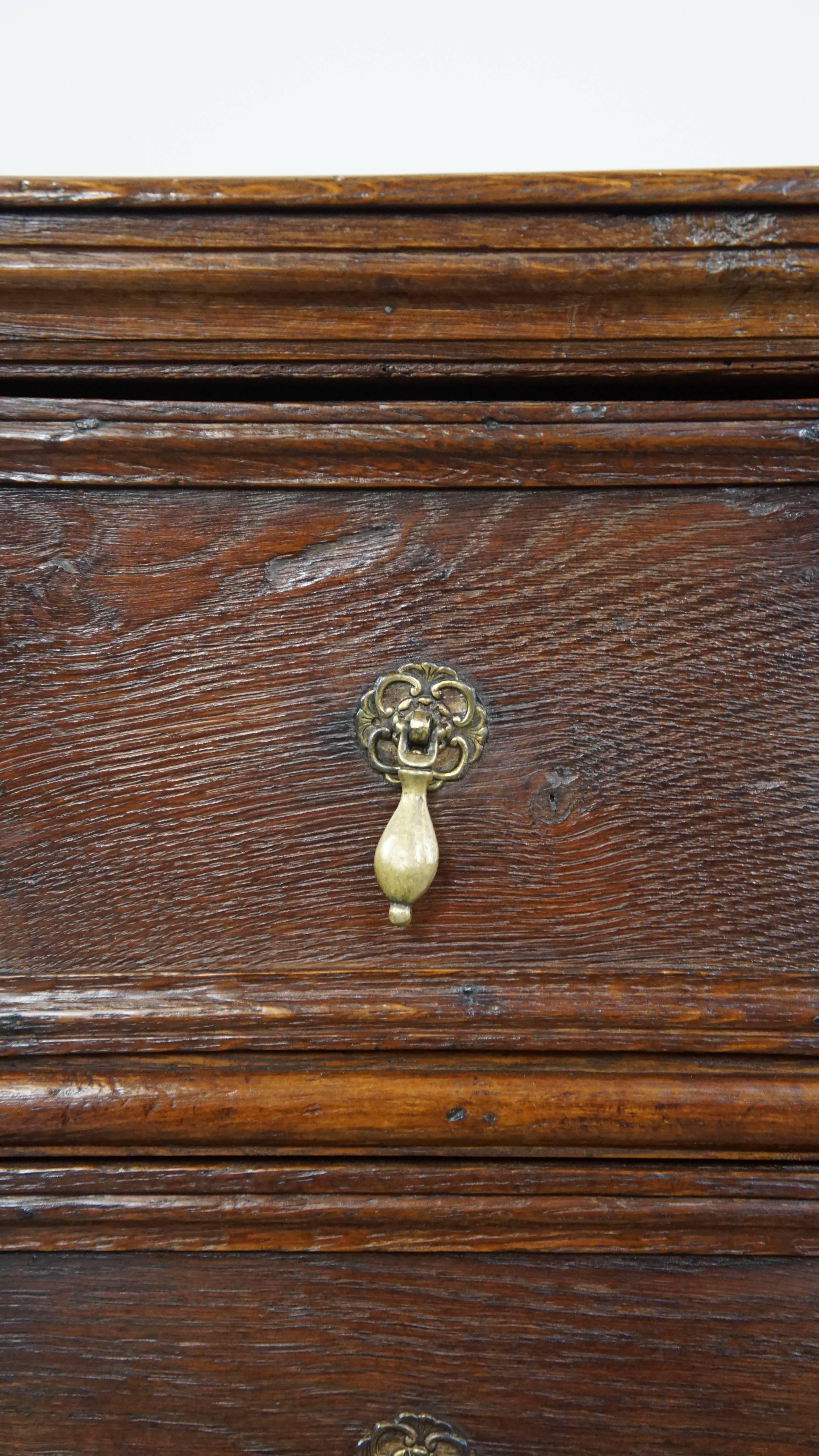 Commode anglaise robuste et de caractère en chêne ancien du 17e siècle. en vente 1
