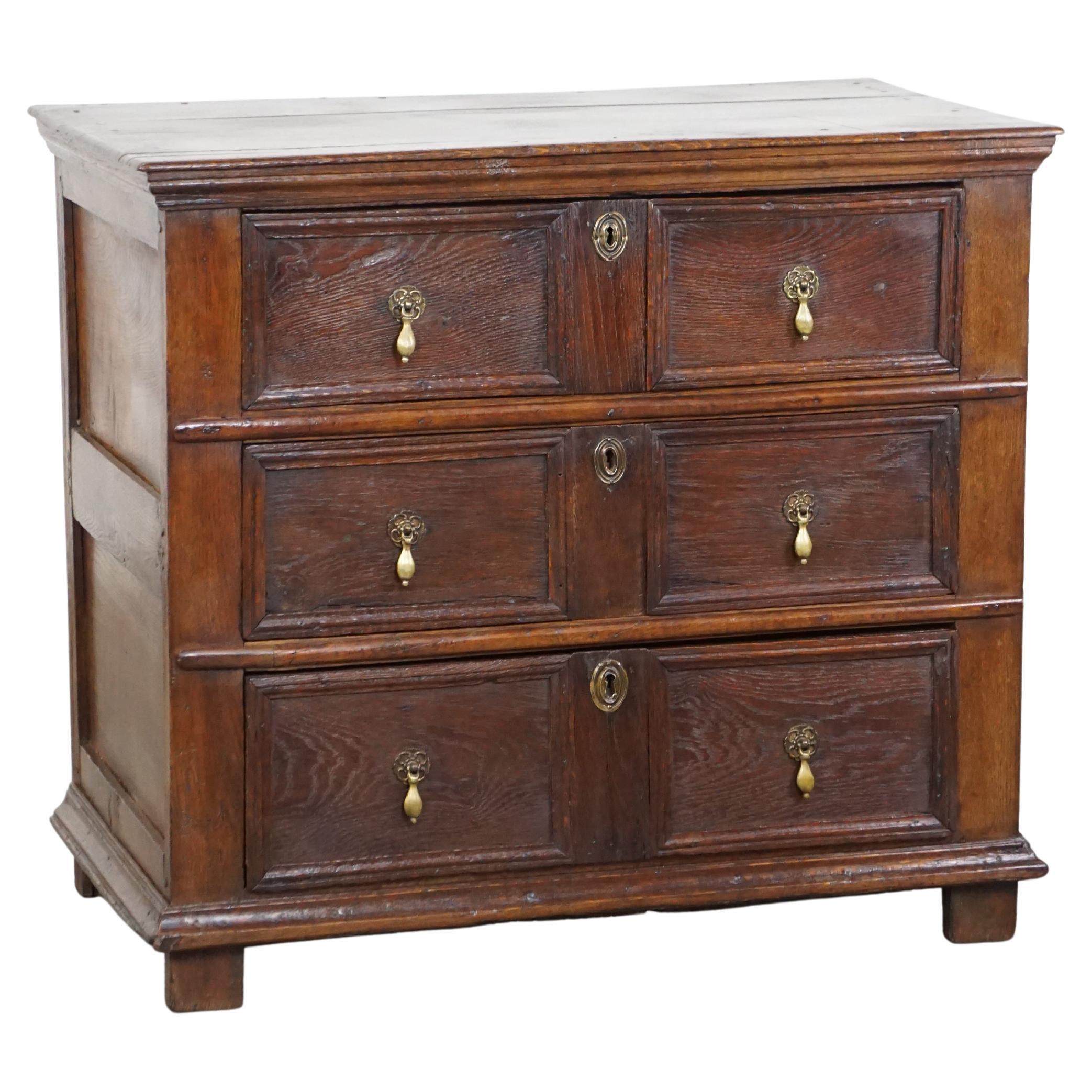 Commode anglaise robuste et de caractère en chêne ancien du 17e siècle. en vente