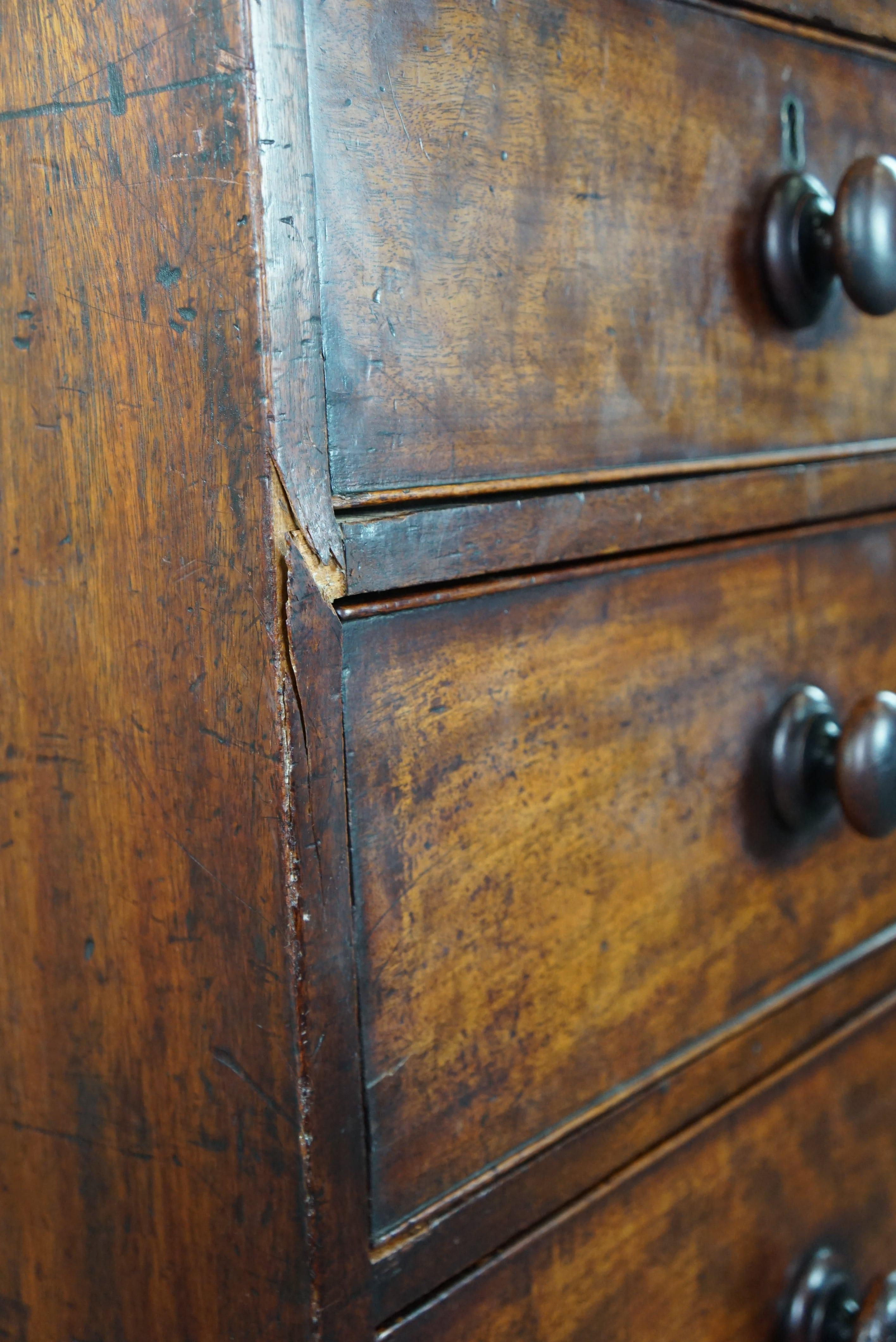 Robust antique English mahogany chest of 5 drawers from the mid-19th century For Sale 5