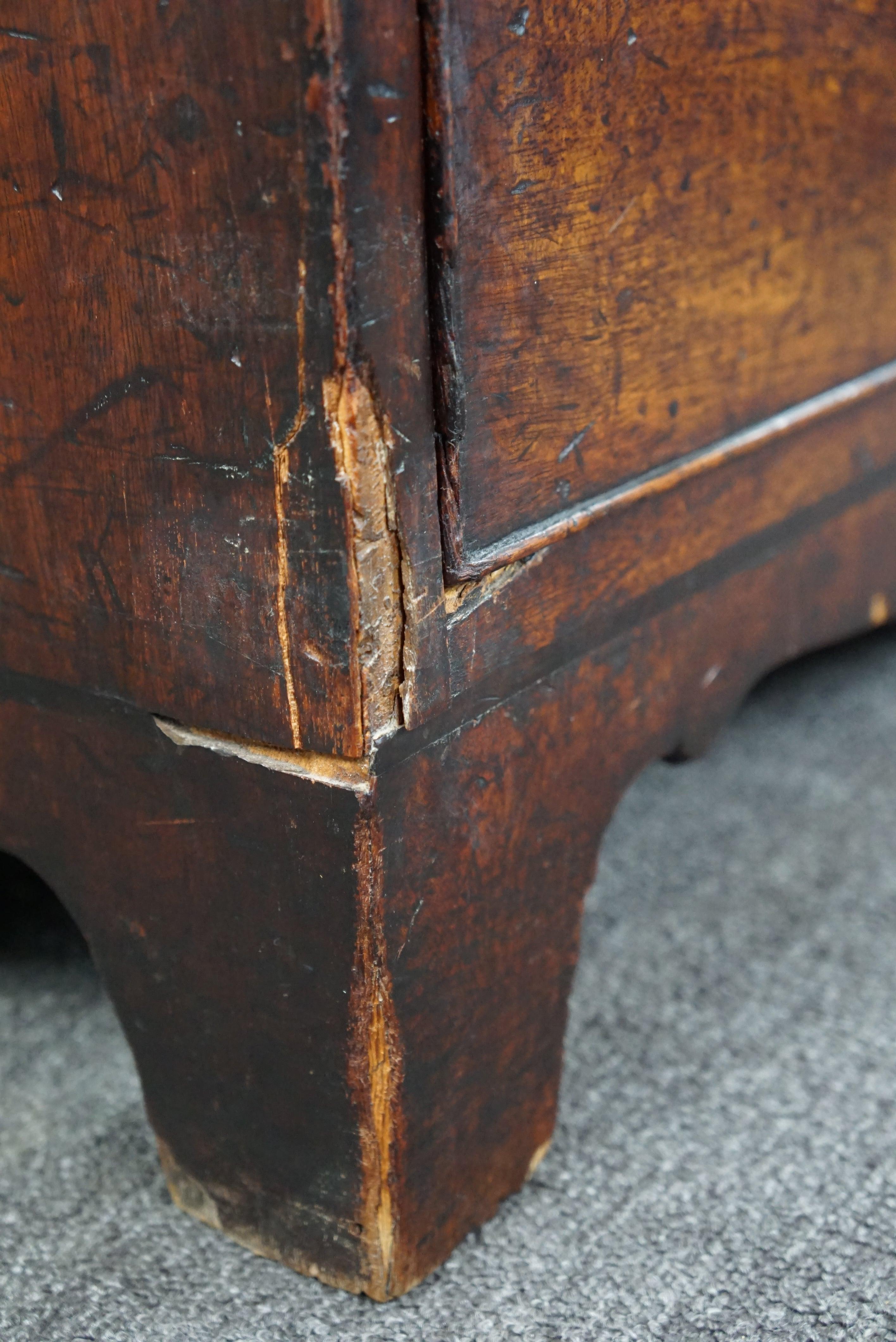 Commode anglaise antique de 5 tiroirs du milieu du 19e siècle en vente 6