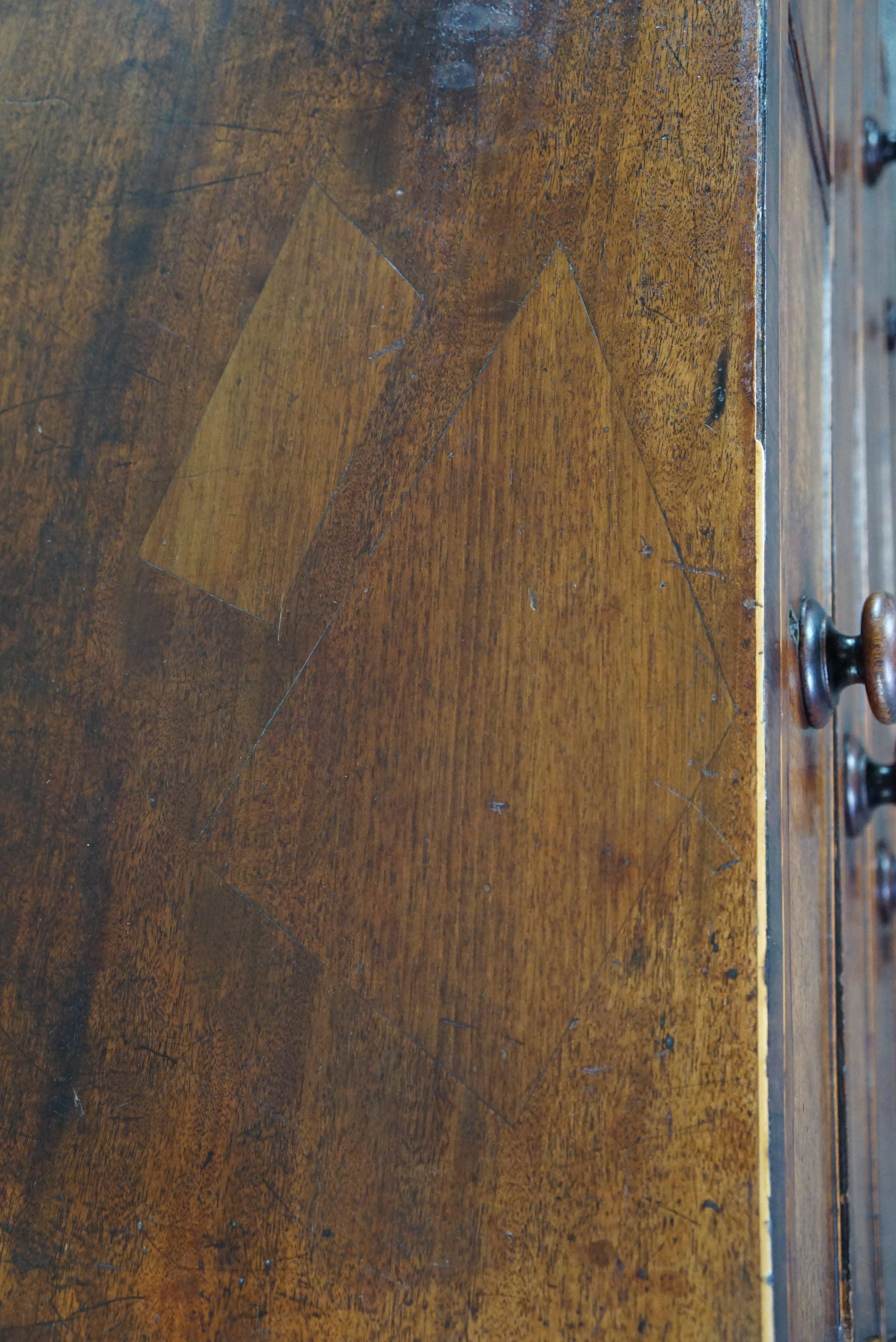 Commode anglaise antique de 5 tiroirs du milieu du 19e siècle en vente 9