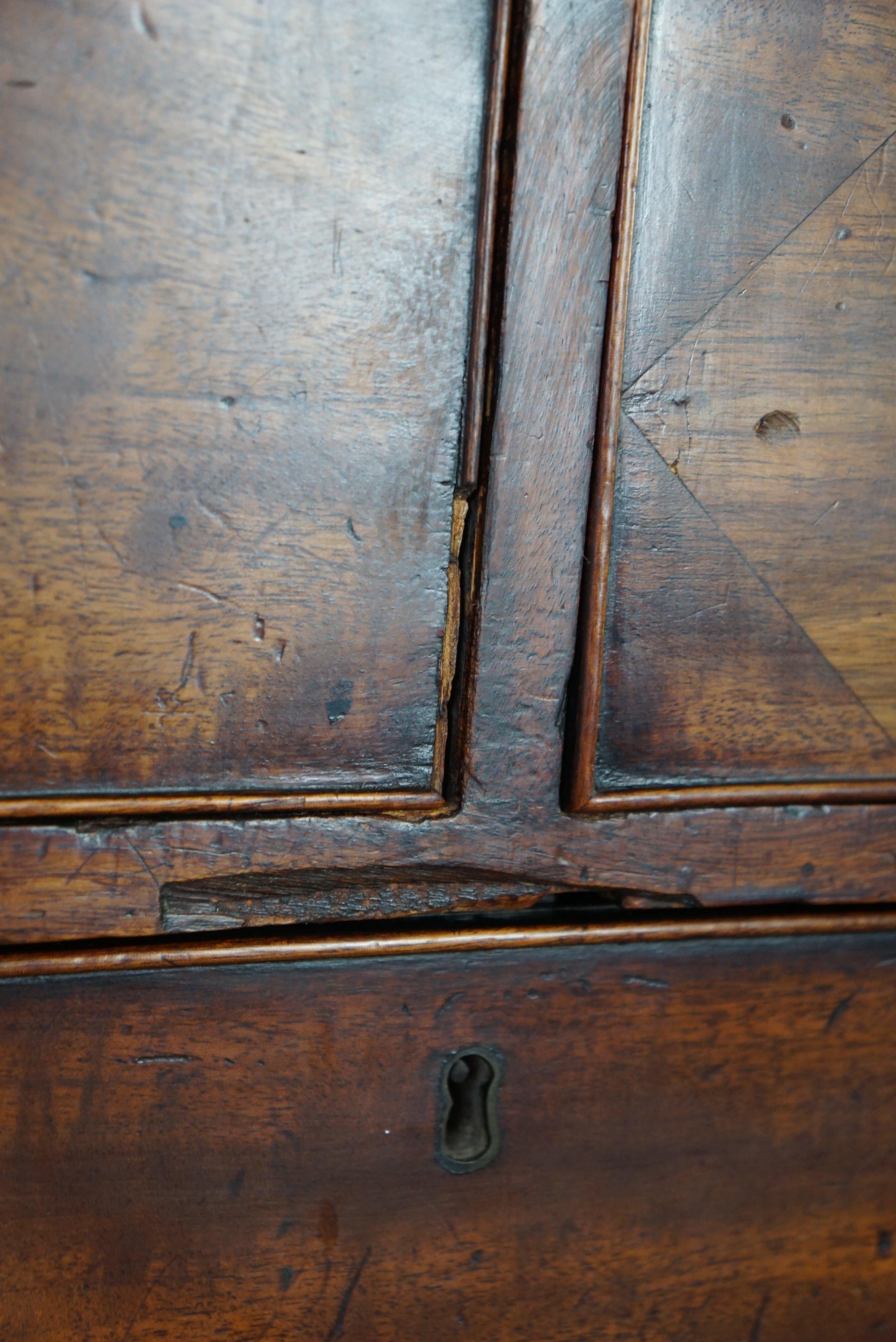 Commode anglaise antique de 5 tiroirs du milieu du 19e siècle en vente 4