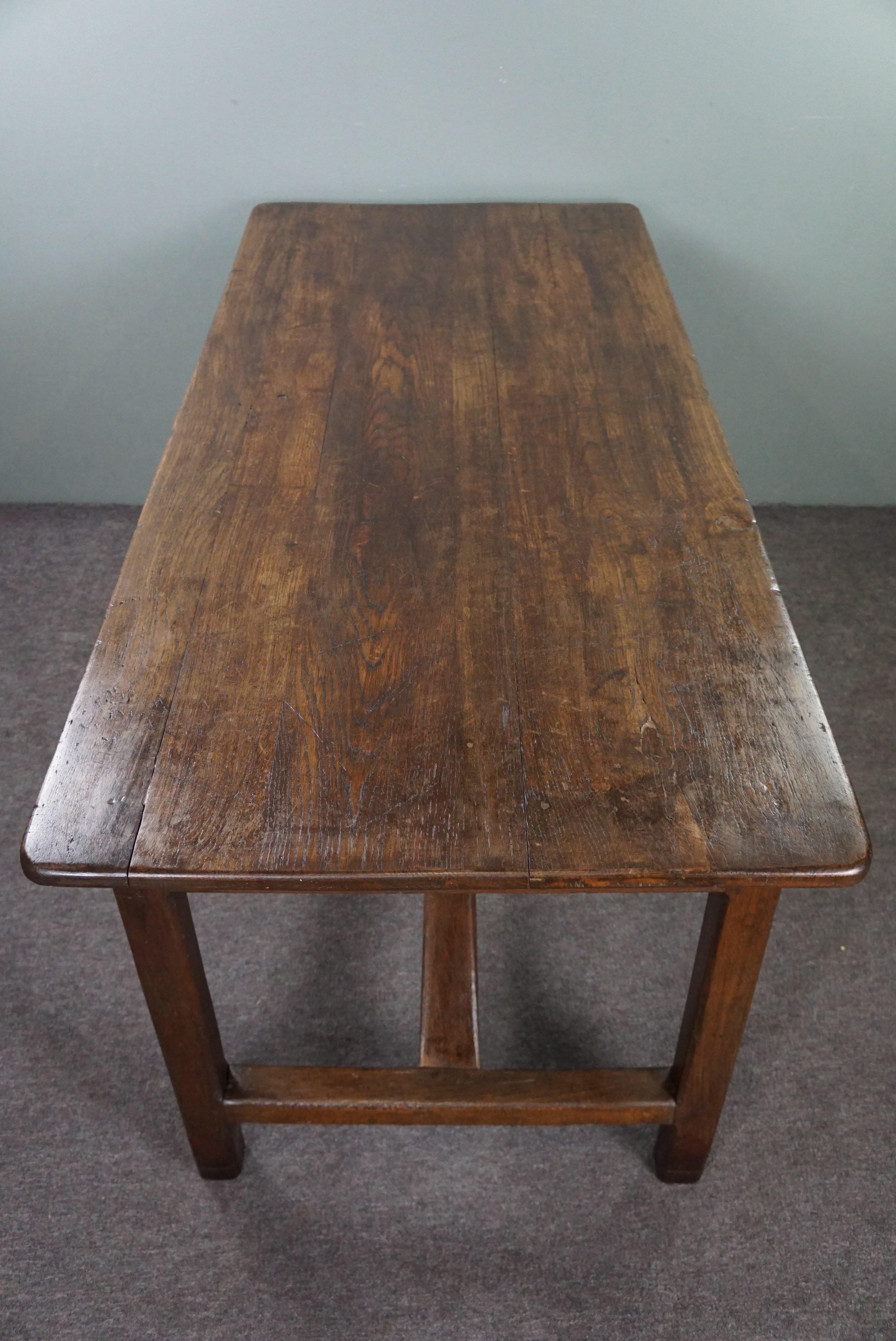 Robust antique French dining table made of oakwood, early 19th century For Sale 1