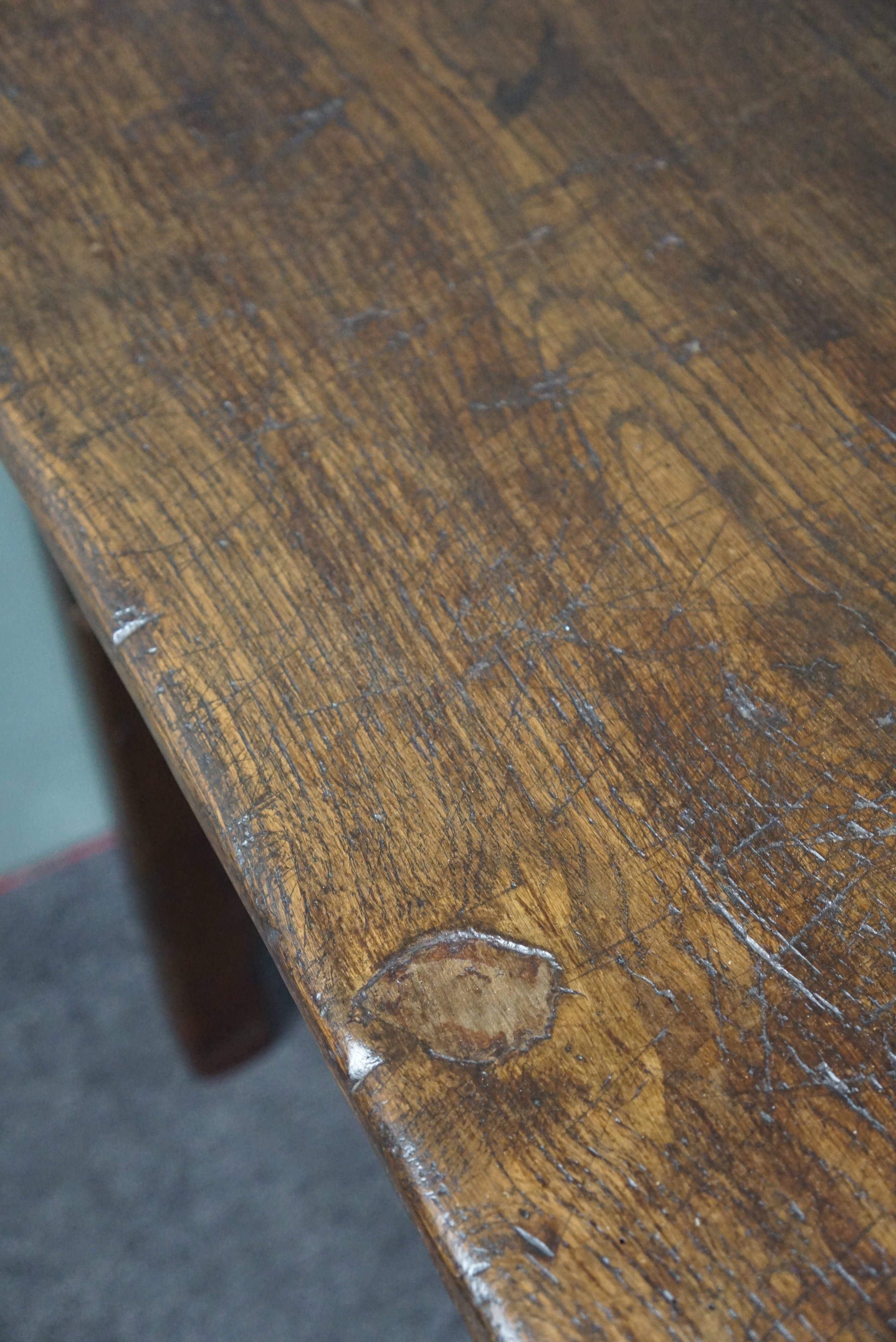 Robuste table de salle à manger française ancienne en bois de chêne, début du 19e siècle en vente 3