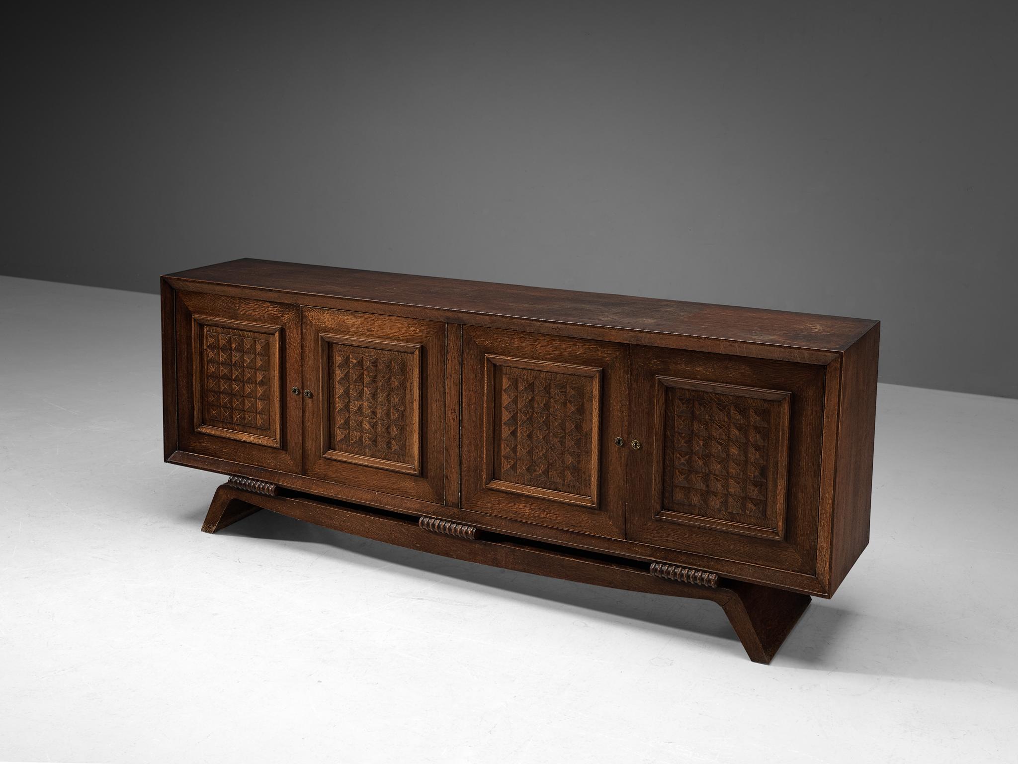 Sideboard, oak, Italy, 1940s

This Italian sideboard is made in the late 1940s. It has a lot of very distinct and modern detailing, like the beautifully shaped base of this sideboard with downward curved edges and the vertical rings in between.