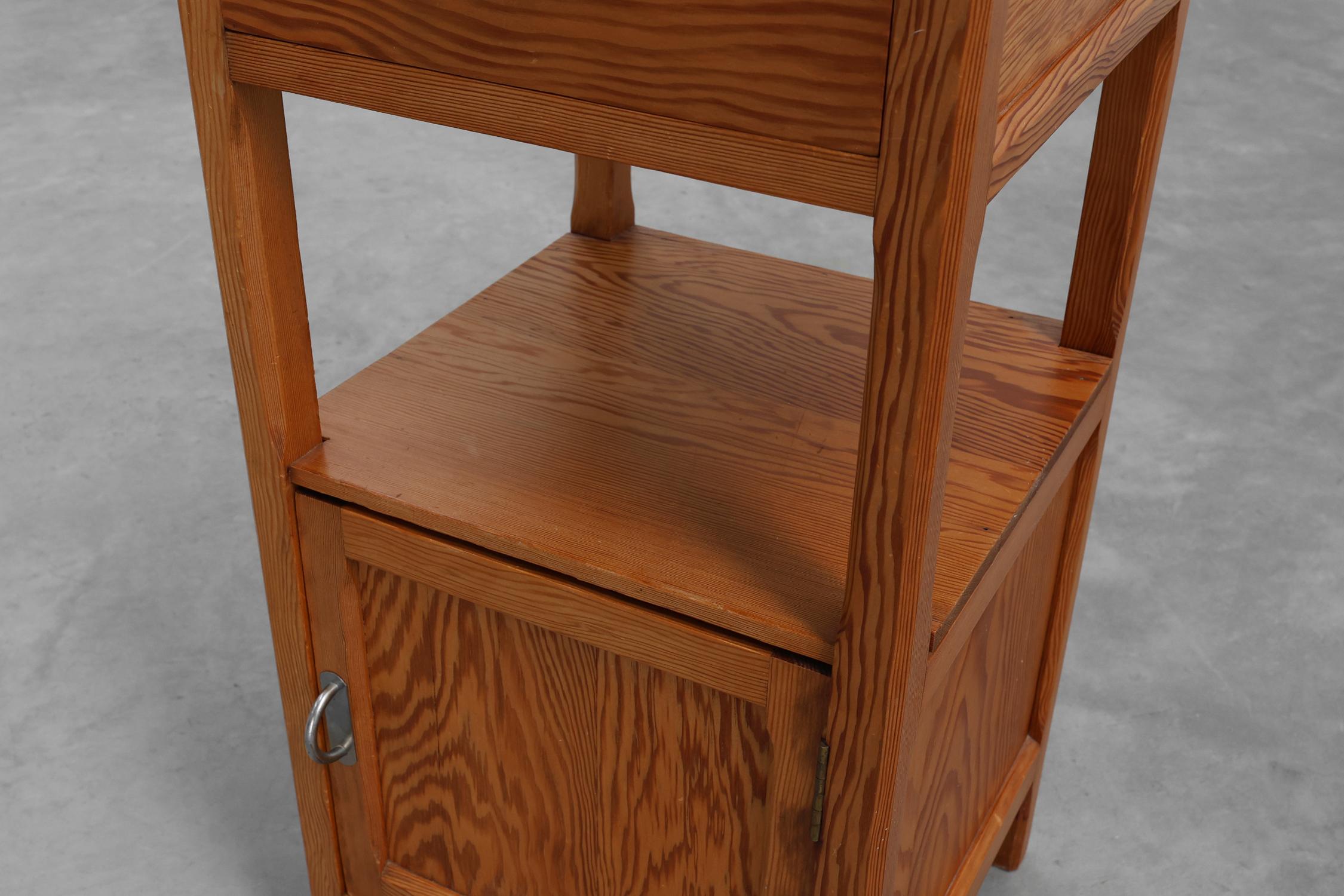 Robusto comodino Art Déco in legno di pino, Francia anni '40 in vendita 5