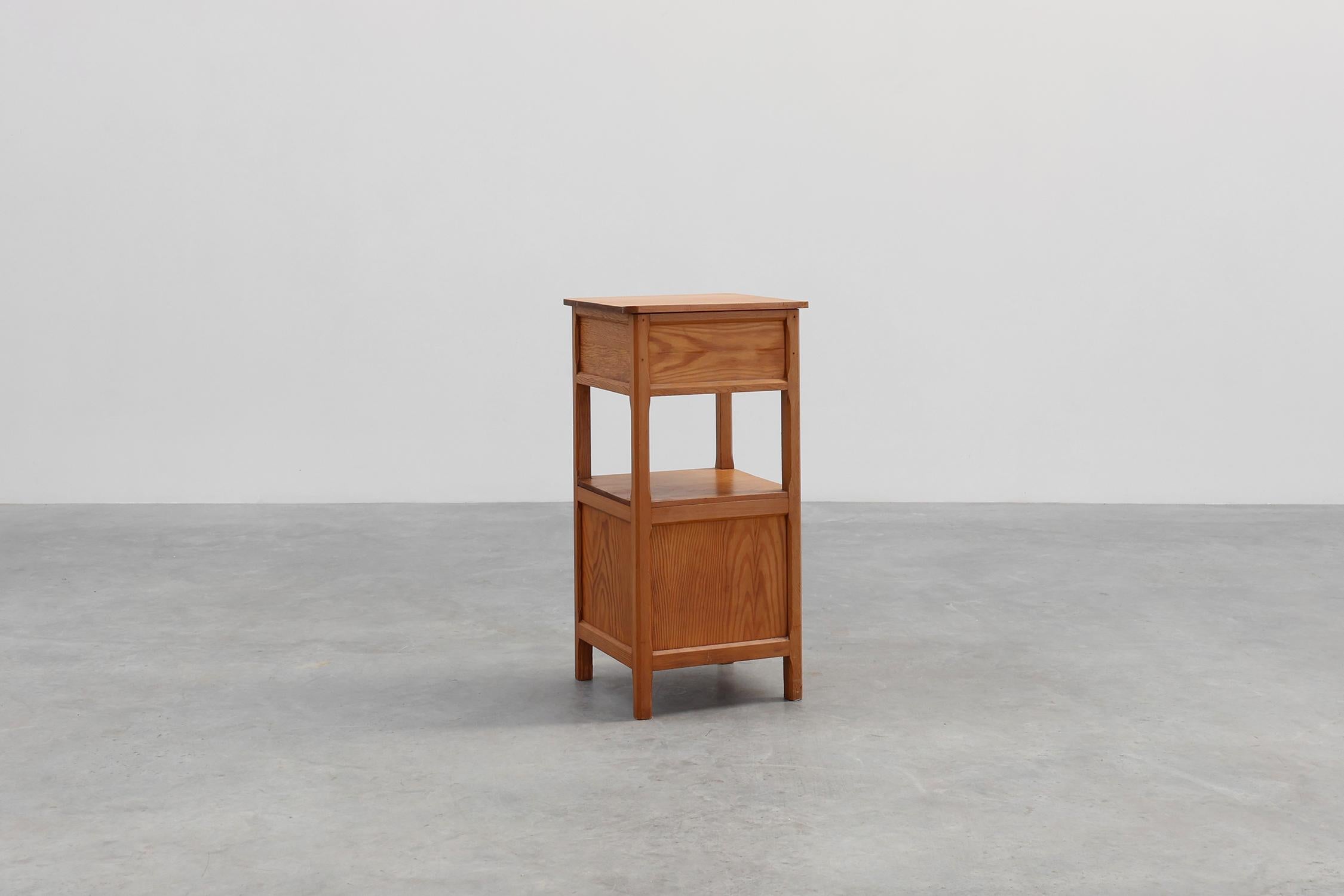 Robusto comodino Art Déco in legno di pino, Francia anni '40 in vendita 6