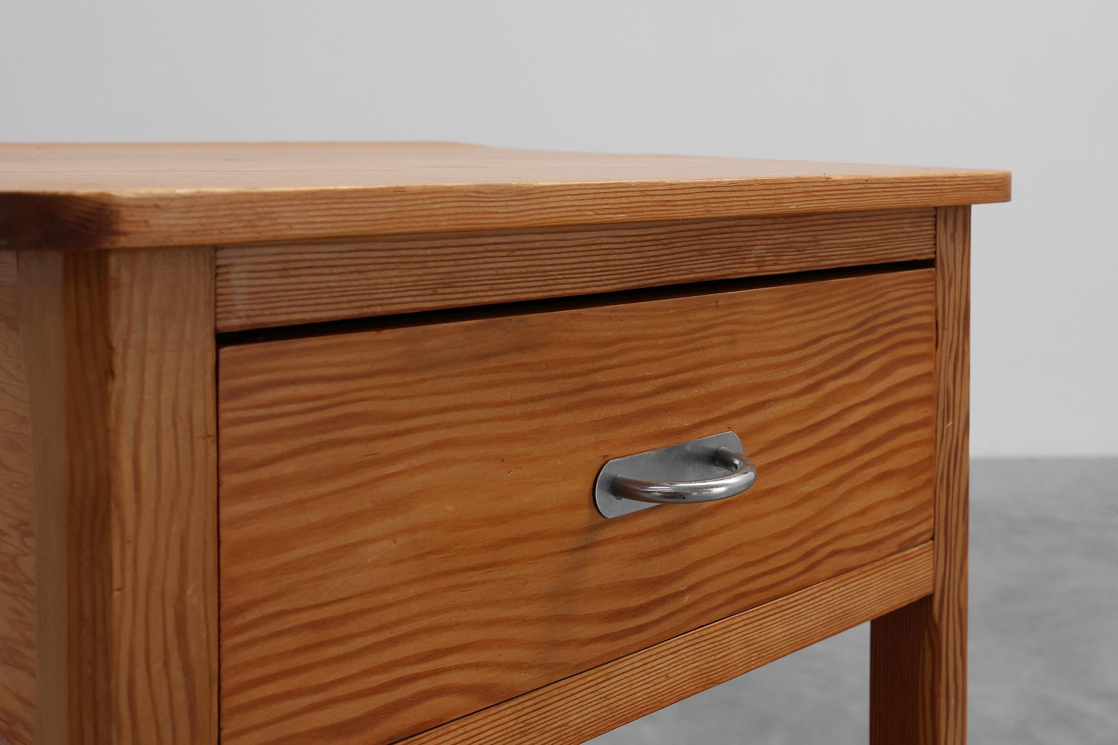 Francia / 1940 / Comodino / legno di pino, metallo / Art Déco

Un comodino robusto e resistente realizzato in legno negli anni '40. Questo pezzo ha un cassetto sotto il piano, uno spazio vuoto che può fungere da ripiano e un'anta che rivela un vano