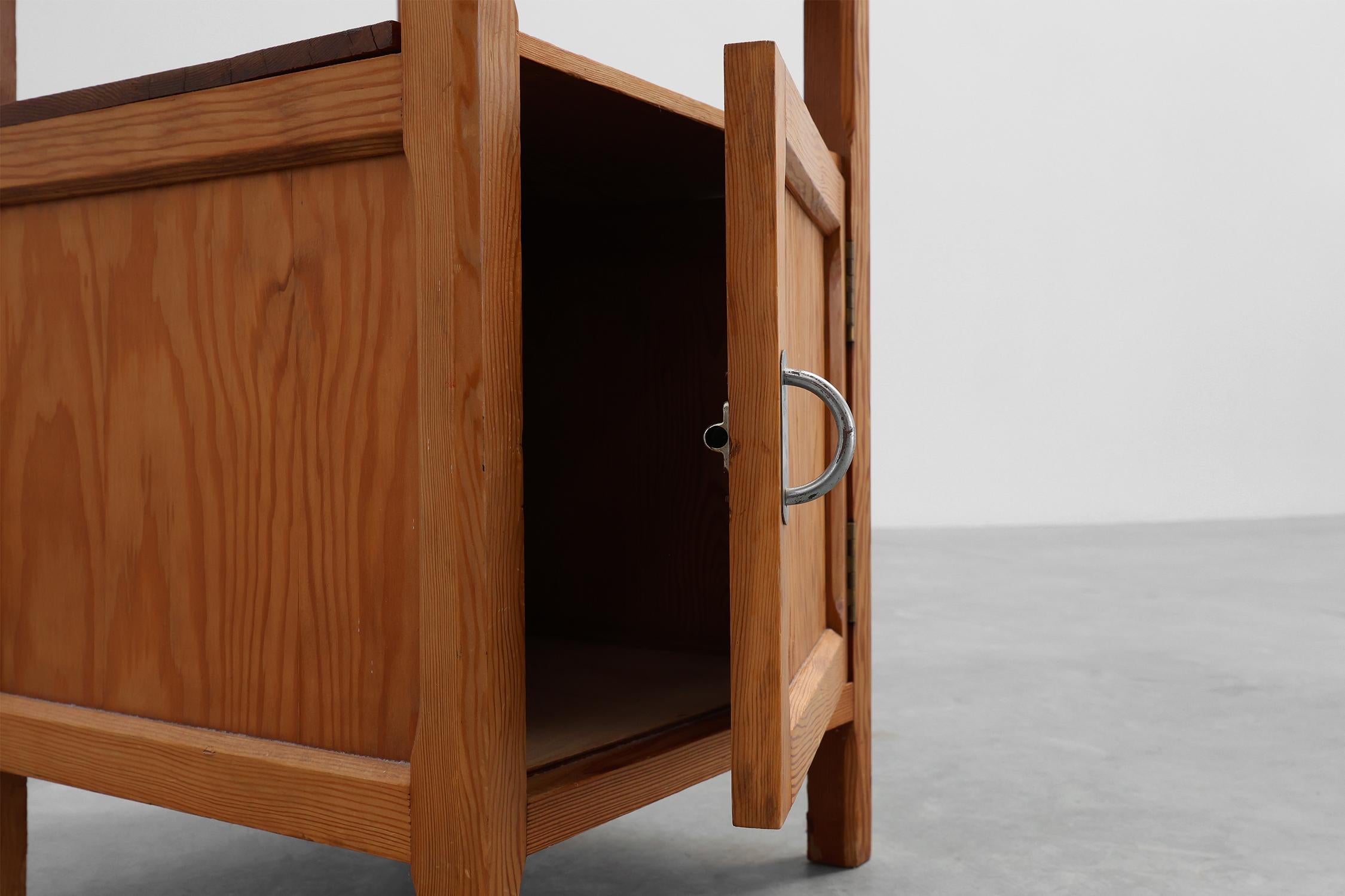 Metà XX secolo Robusto comodino Art Déco in legno di pino, Francia anni '40 in vendita