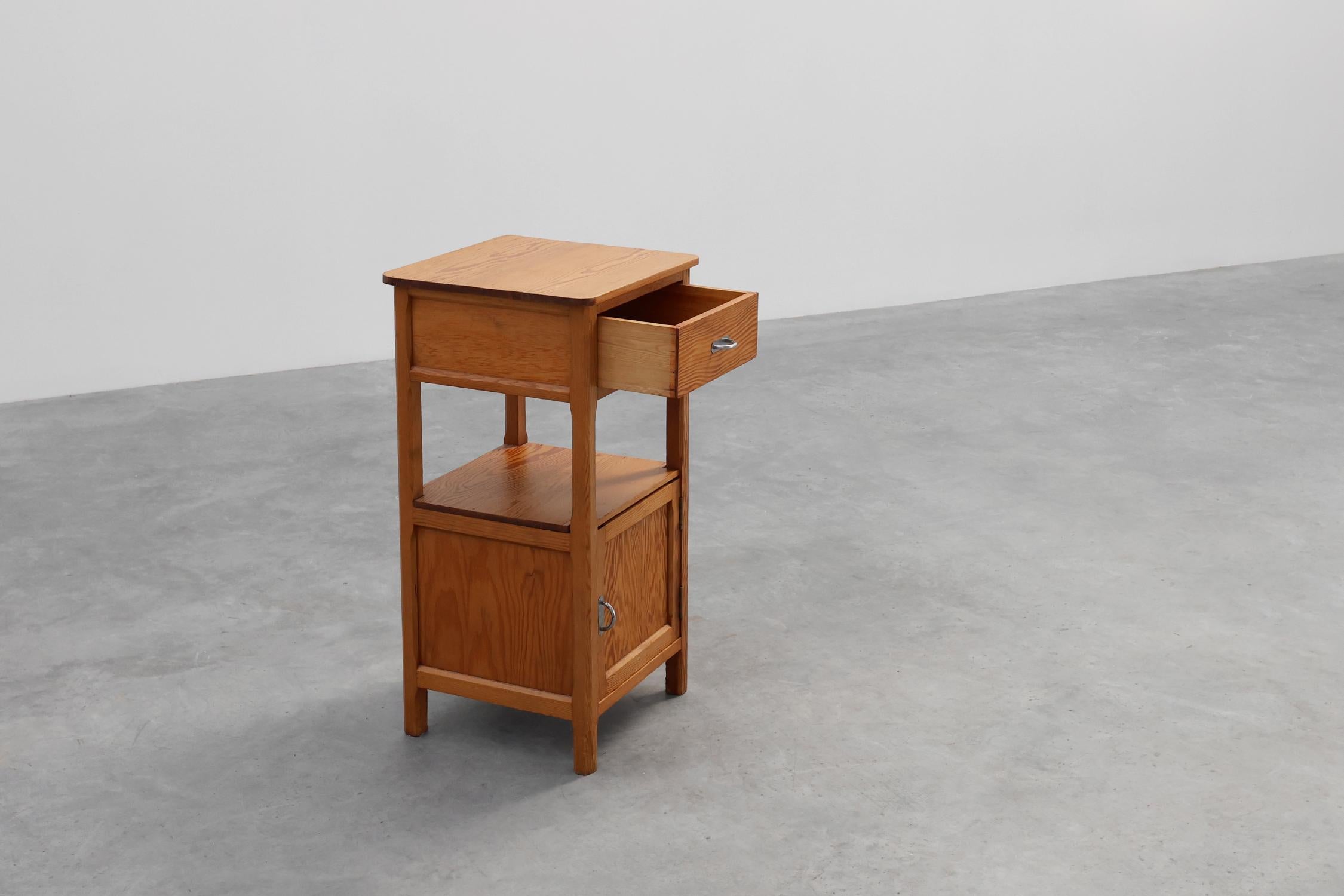 Metallo Robusto comodino Art Déco in legno di pino, Francia anni '40 in vendita