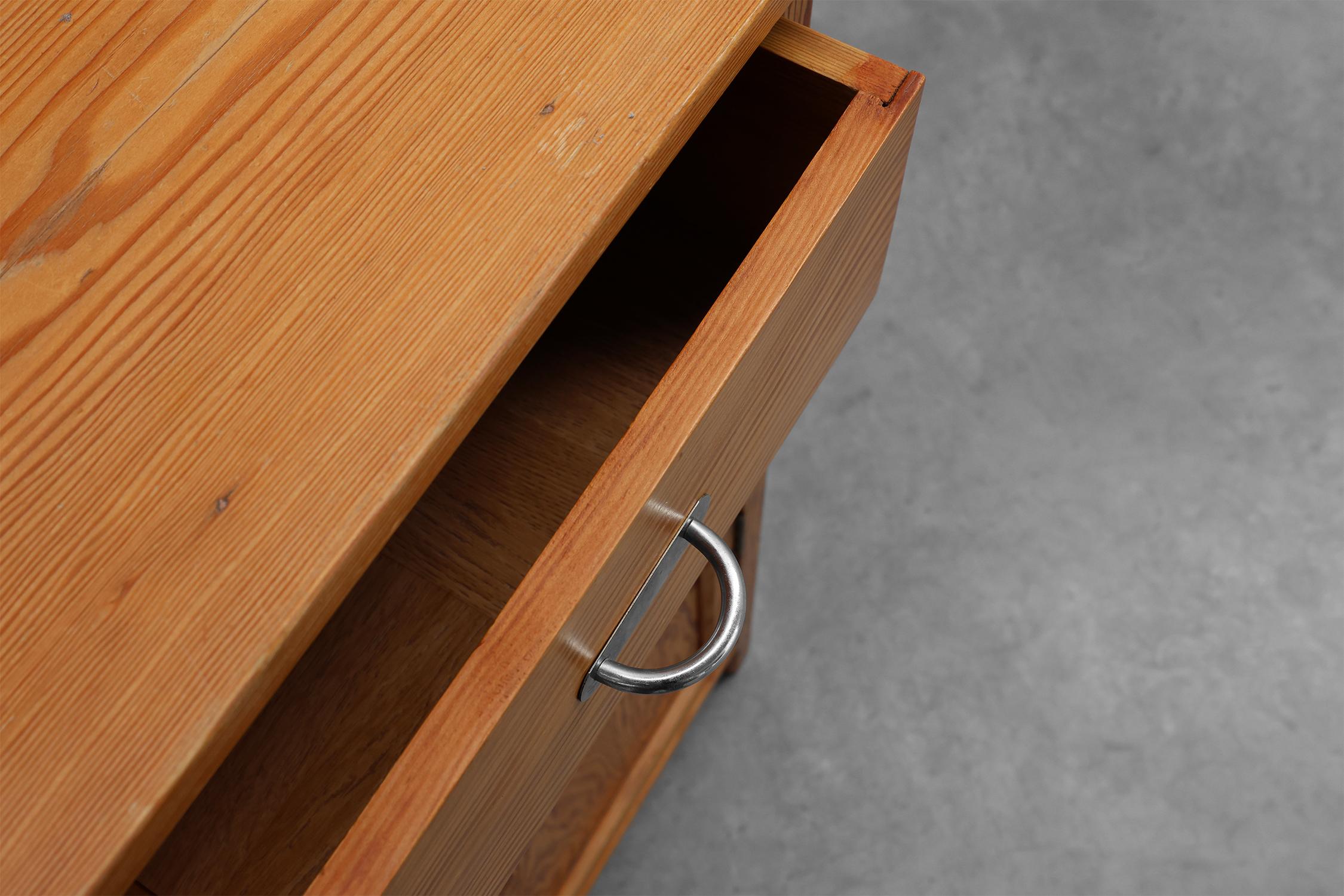 Robusto comodino Art Déco in legno di pino, Francia anni '40 in vendita 2