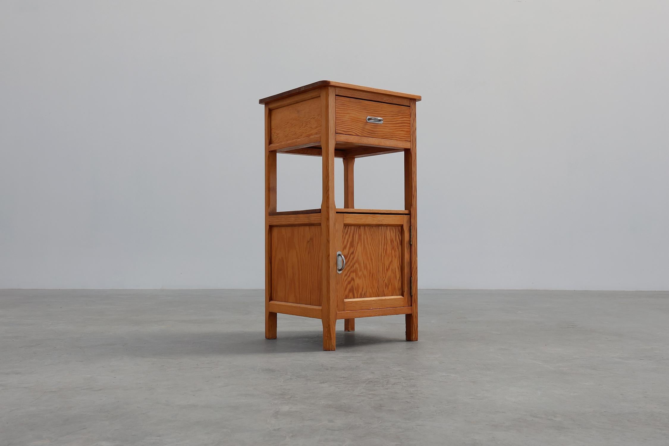 Robusto comodino Art Déco in legno di pino, Francia anni '40 in vendita 3