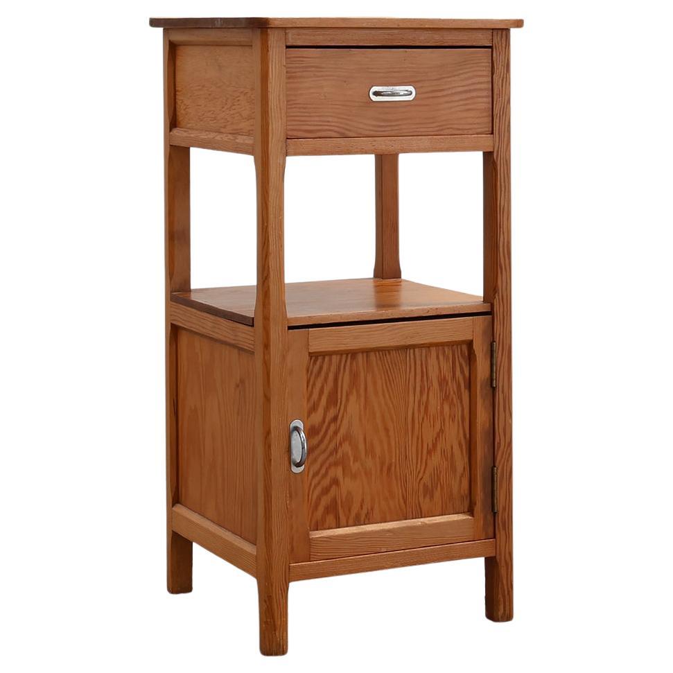 Robuste table de nuit Art Déco en bois de pin, France années 1940