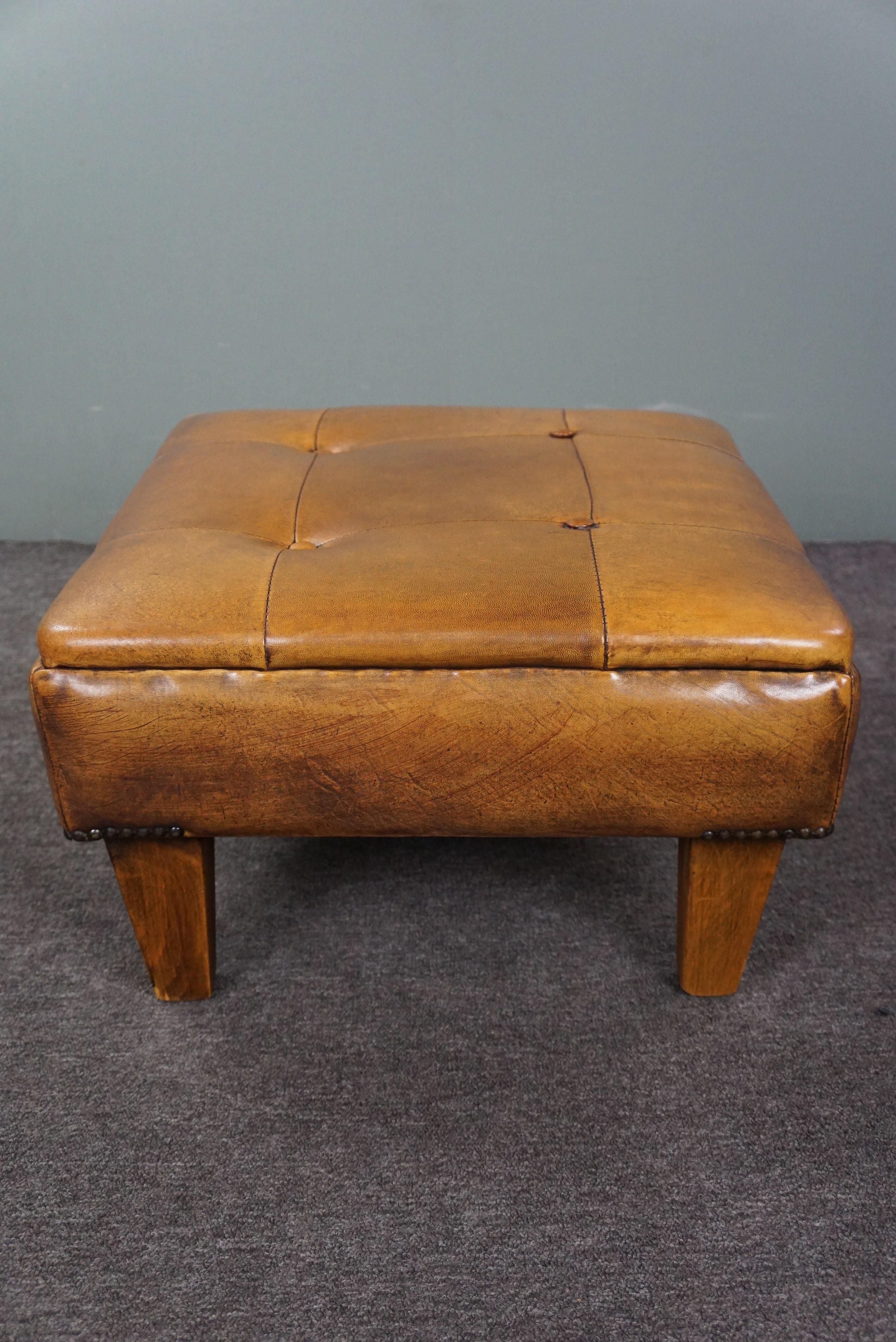 Robust button-tufted sheepskin leather ottoman In Fair Condition For Sale In Harderwijk, NL