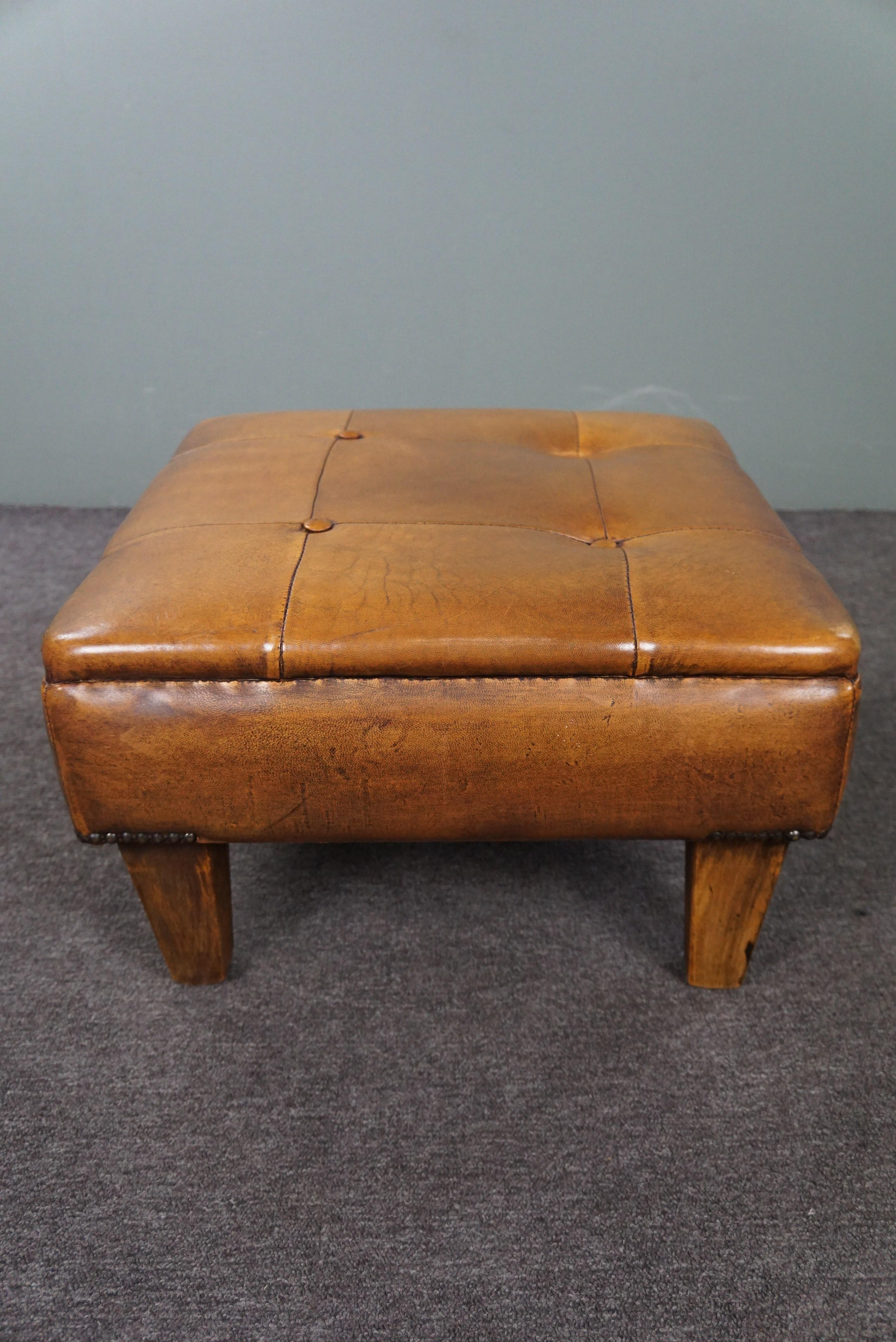 Leather Robust button-tufted sheepskin leather ottoman For Sale