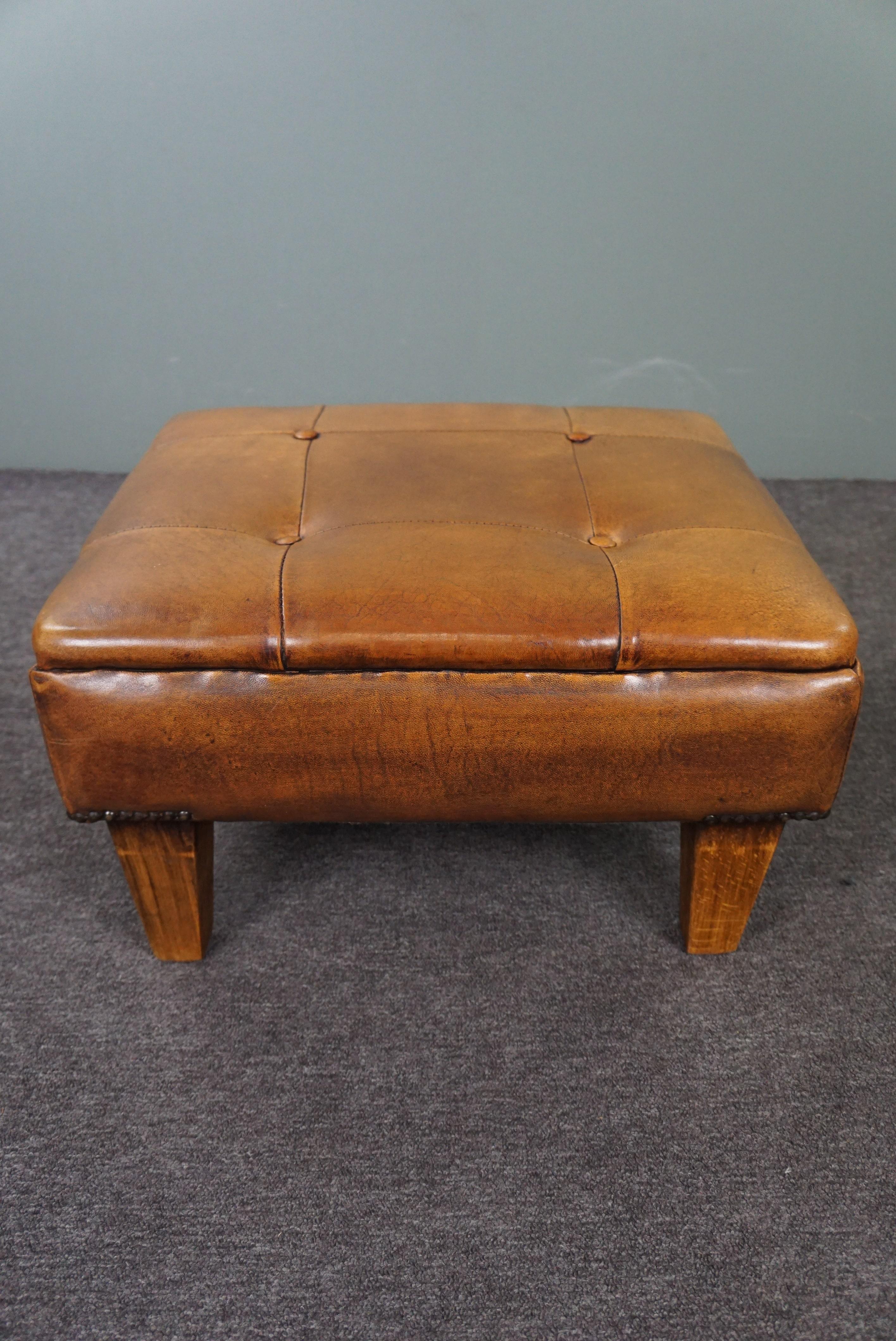 Robust button-tufted sheepskin leather ottoman For Sale 1